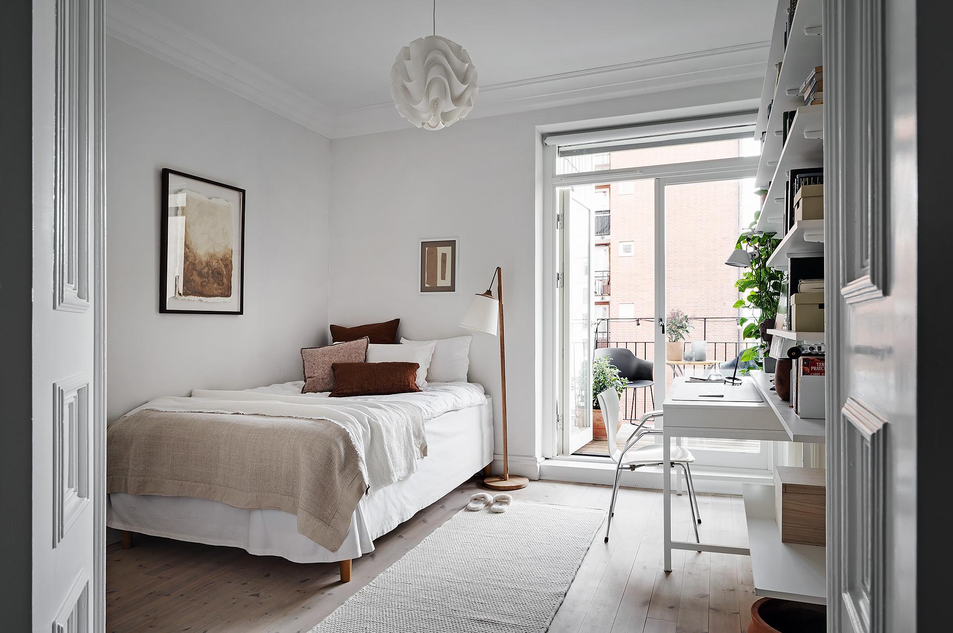 Det andra sovrummet har utgång till en balkong i österläge