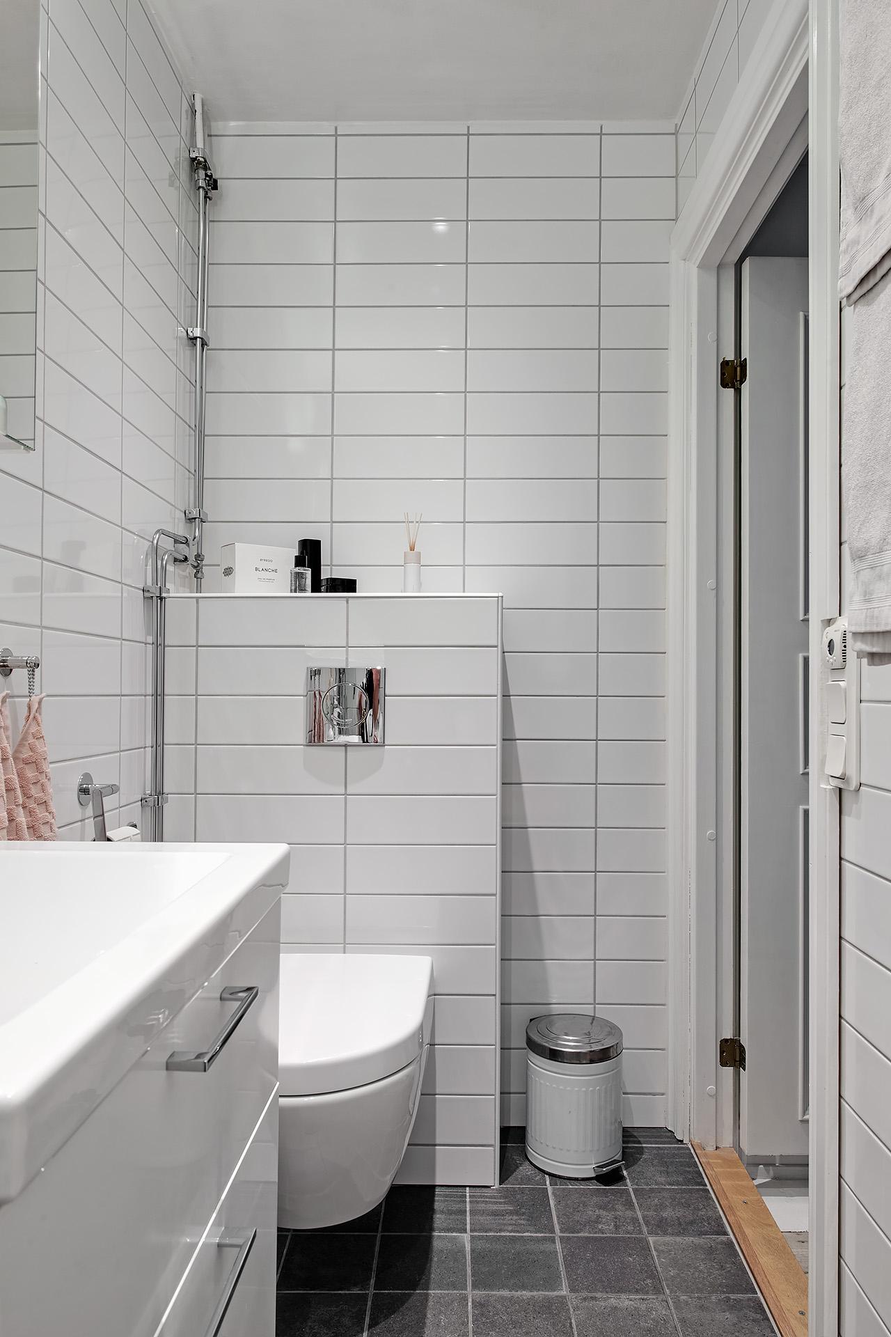 Lågupplöst Vägghängd wc-stol och golvvärme