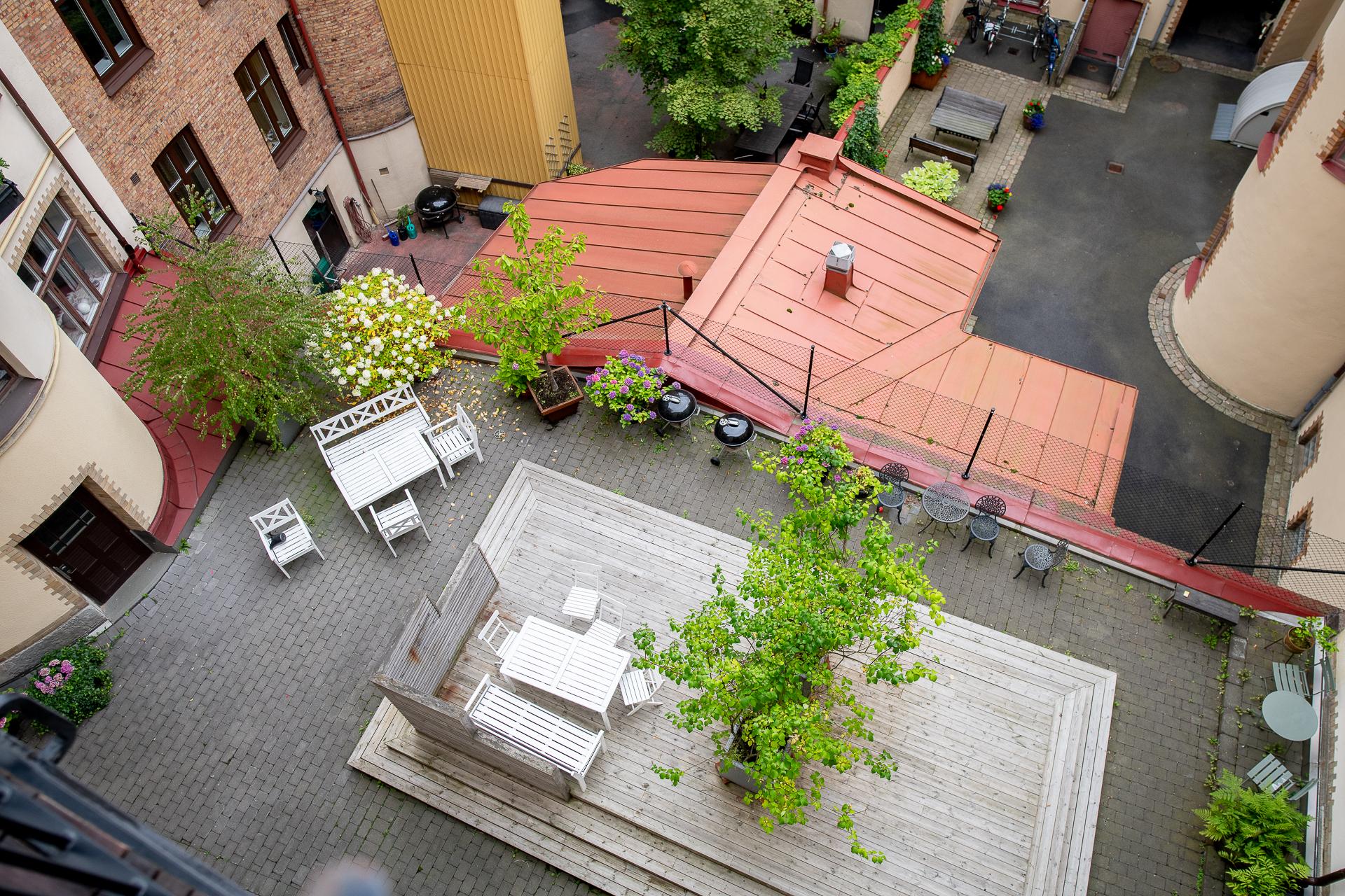 Gården är en fin samlingsplats och här väntar många fina sommarkvällar snart