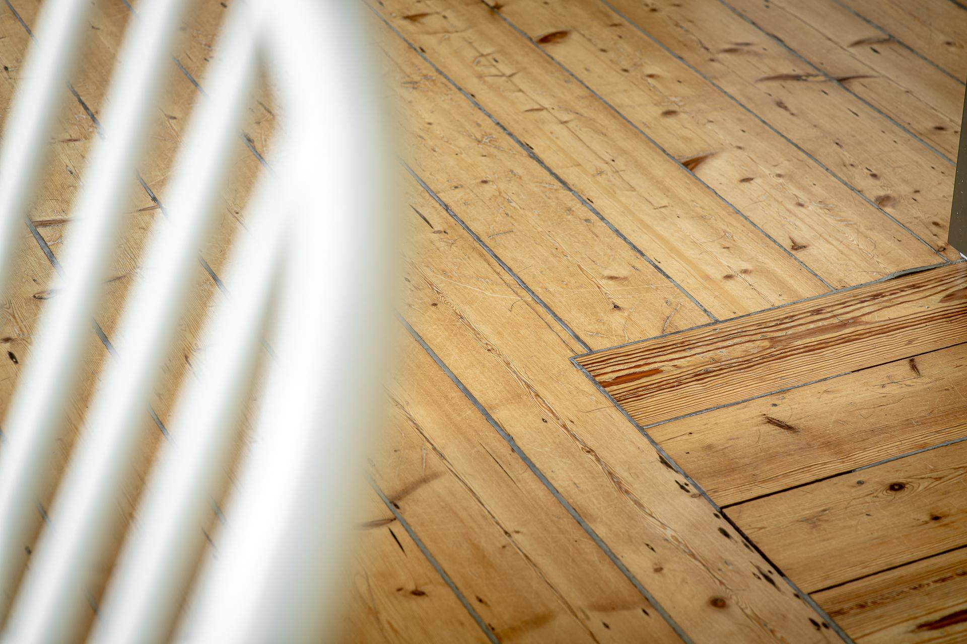 Framtagna brädgolv, lena under bara fötter