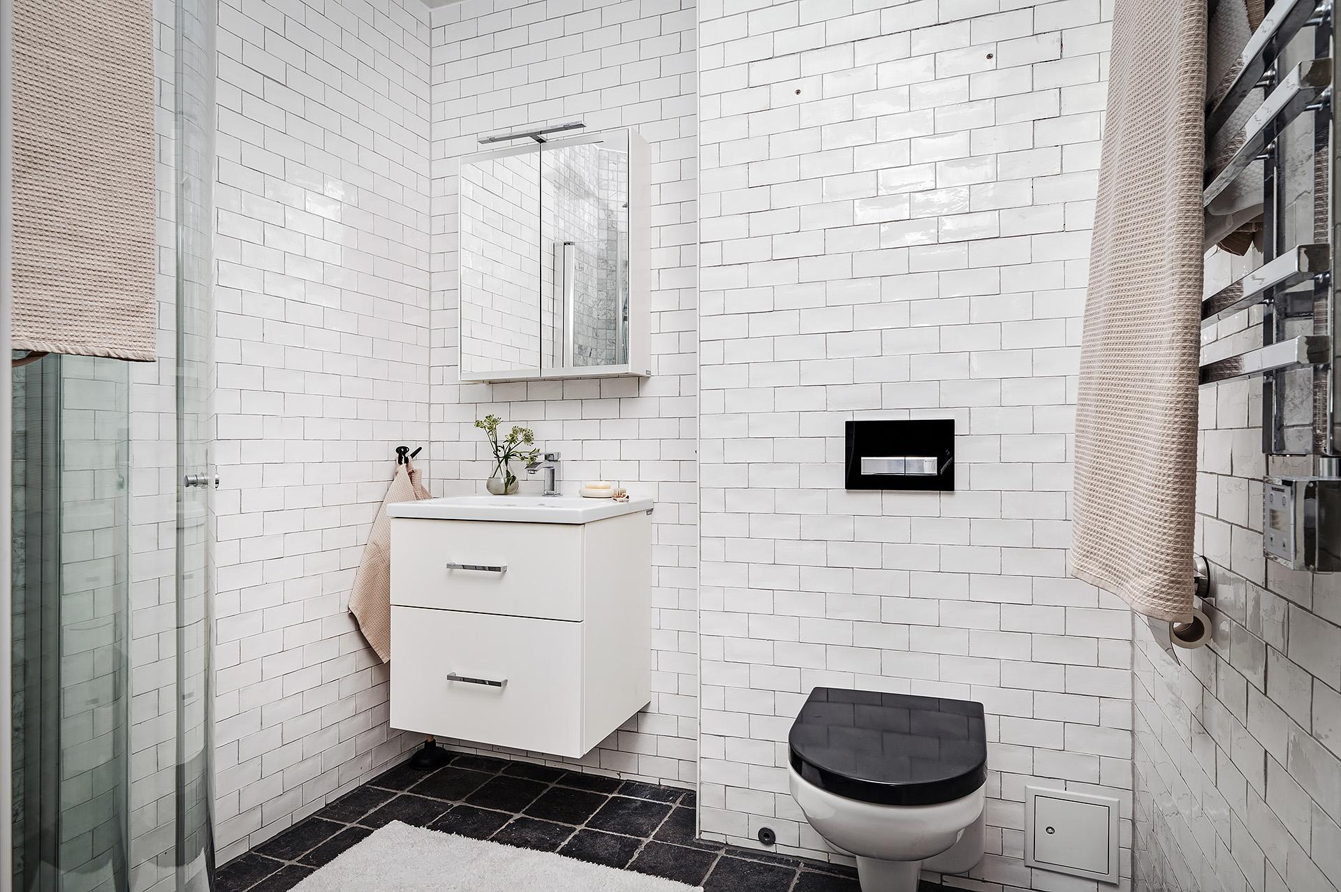 Ett av de två badrummen (ensuite)