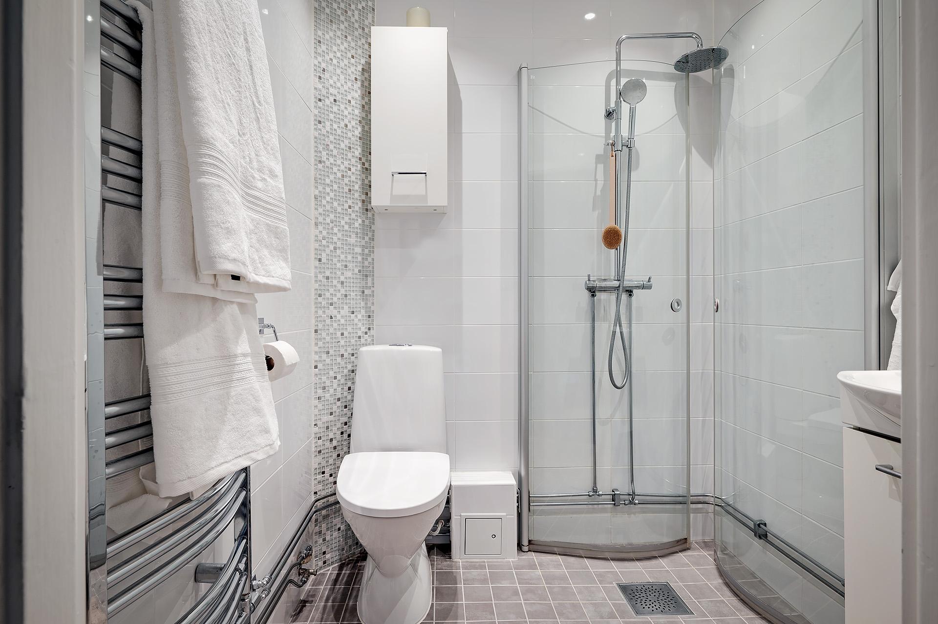 Fräscht badrum med dusch