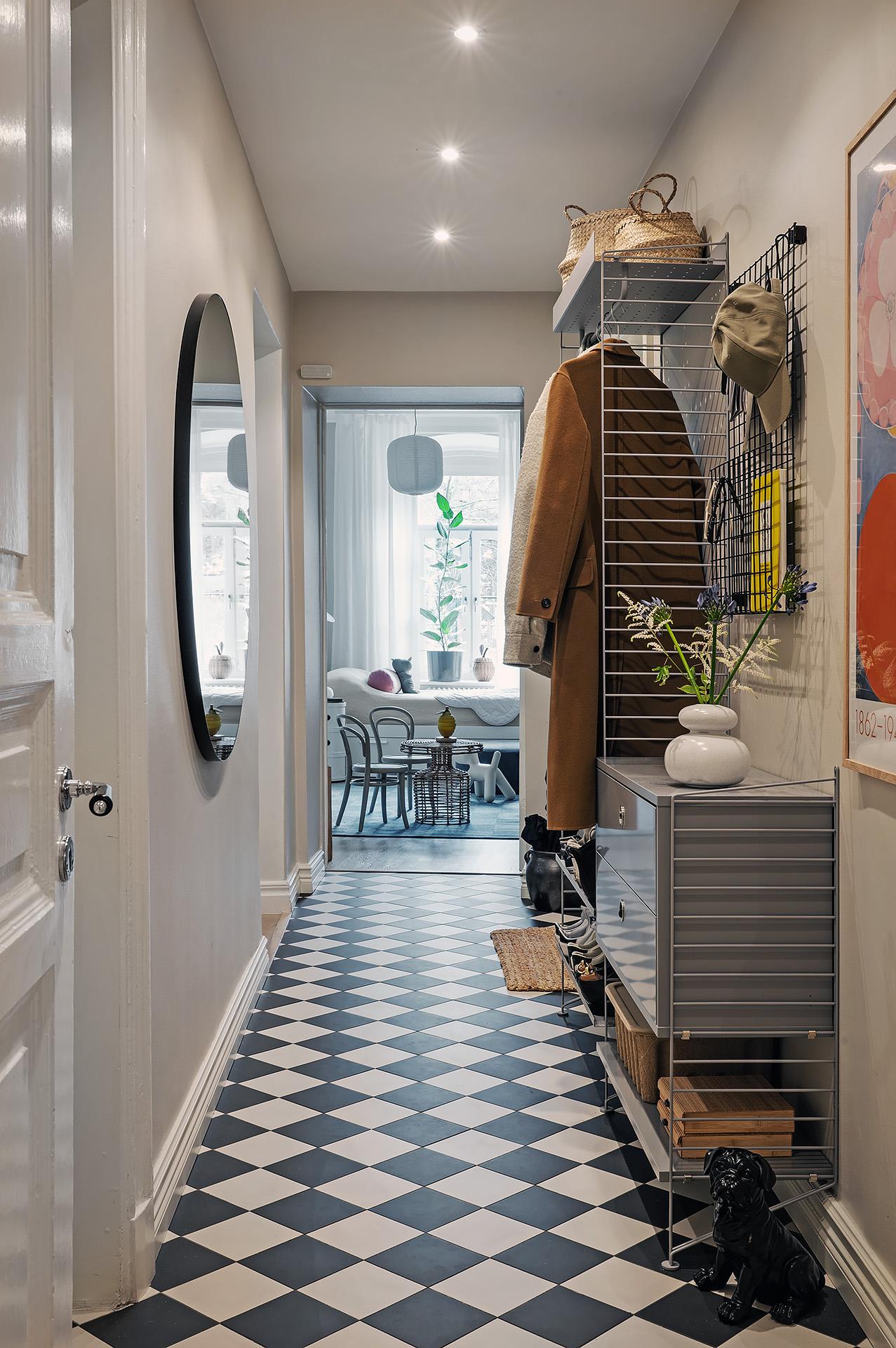 Välkomnande hall med infällda spotlights