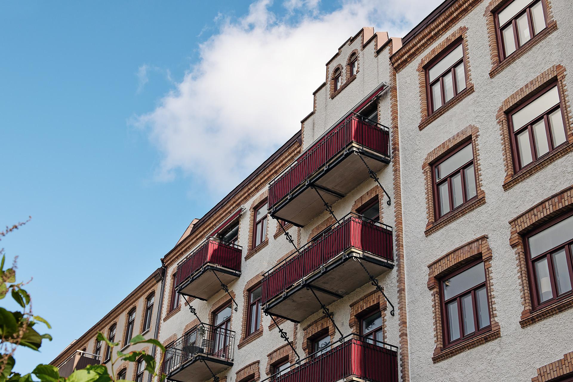 Balkongen längst upp till vänster!