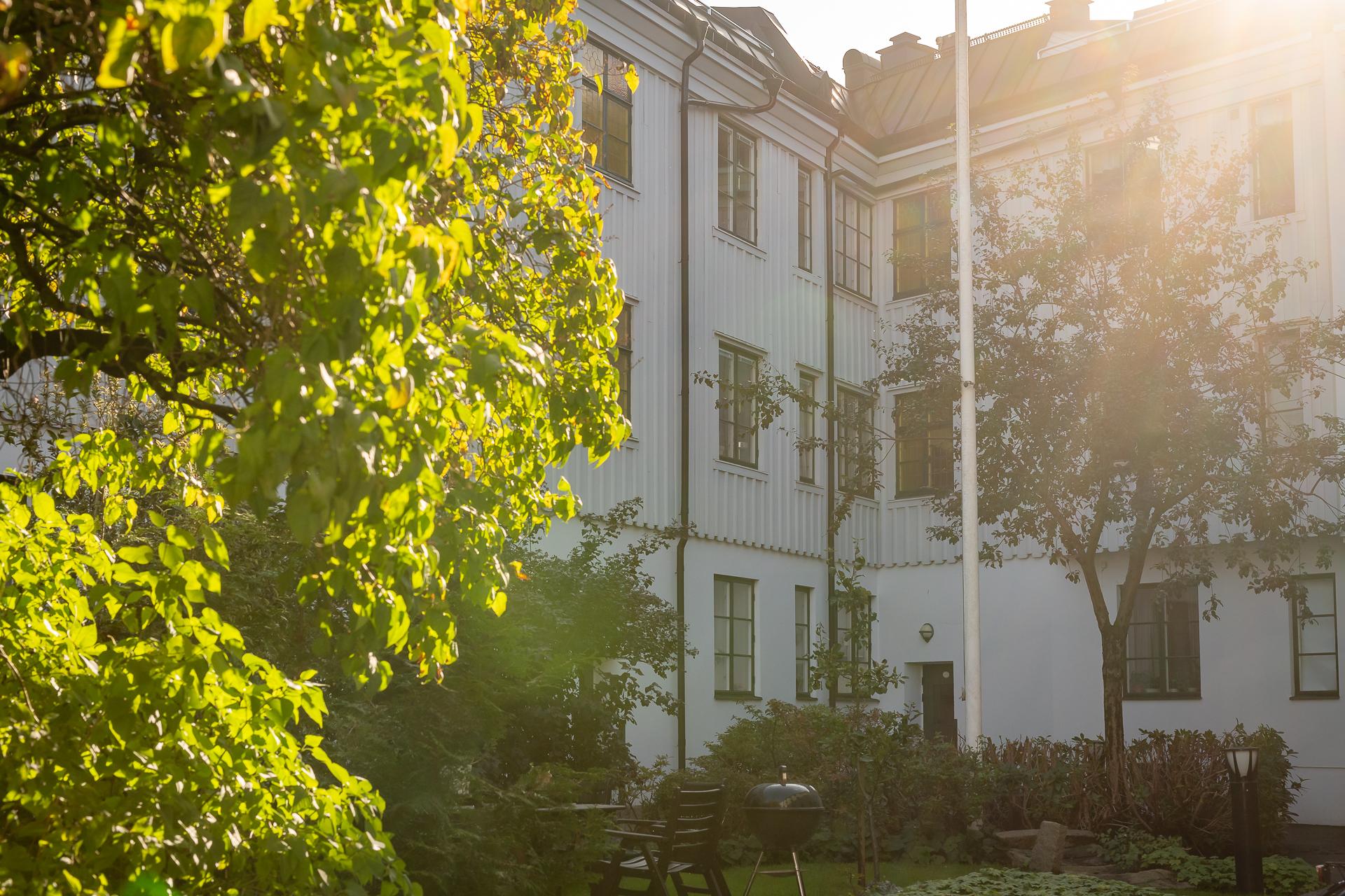 Huset ingår i ett så kallat storgårdskvarter