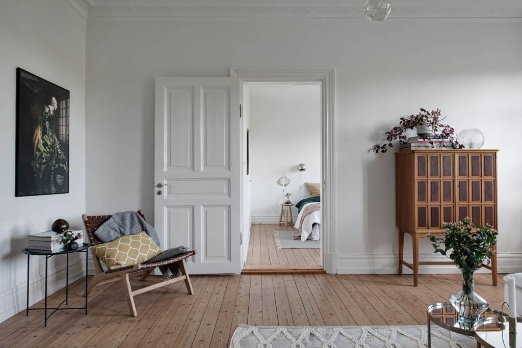 Lågupplöst Vardagsrum och sovrum i fil mot lugna Övre Majorsgatan