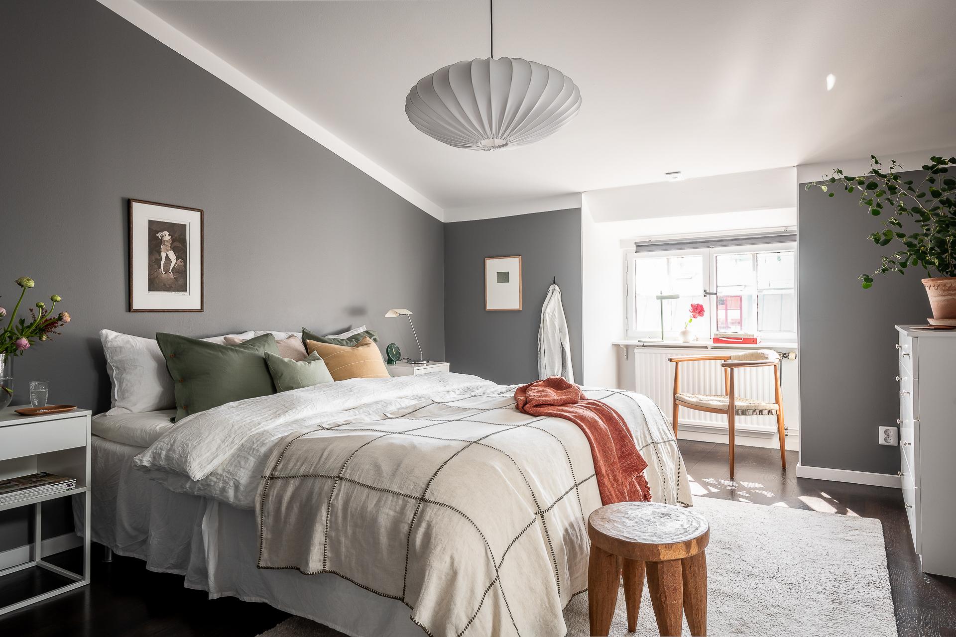 Trivsamt sovrum med charmiga vinklar