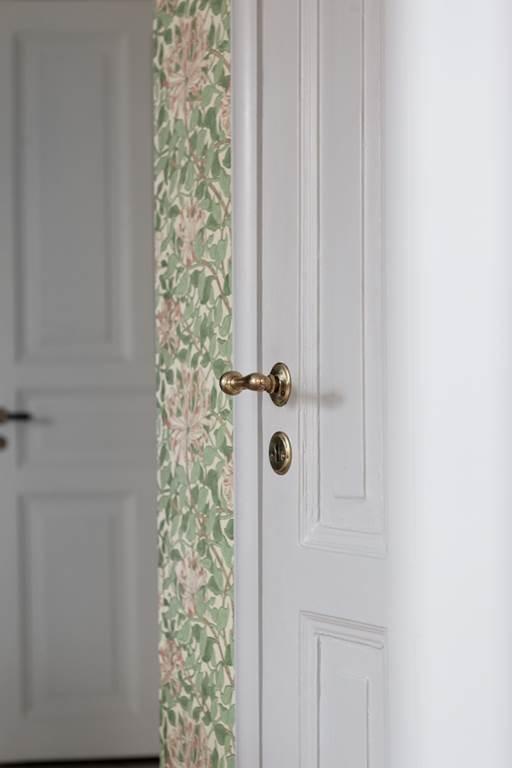 Lågupplöst Den nybyggda klädkammaren har fått en spegeldörr