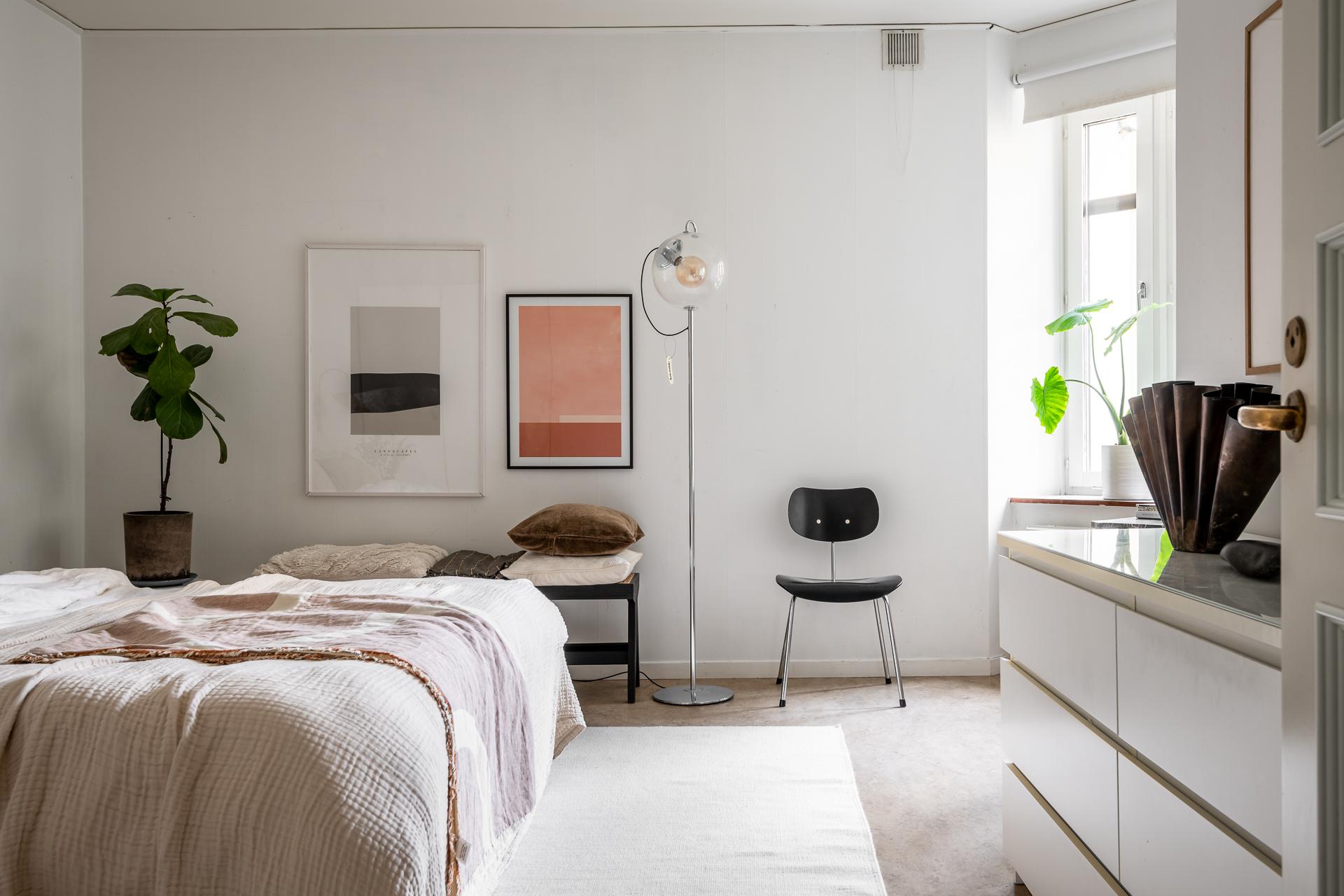 Tyst och rymligt sovrum mot innergården