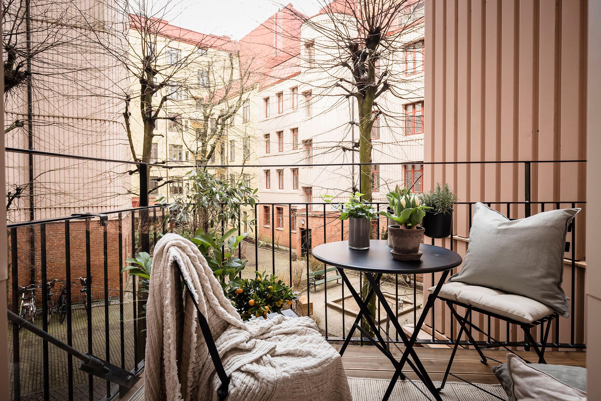 Västerbalkong mot en lummig gård