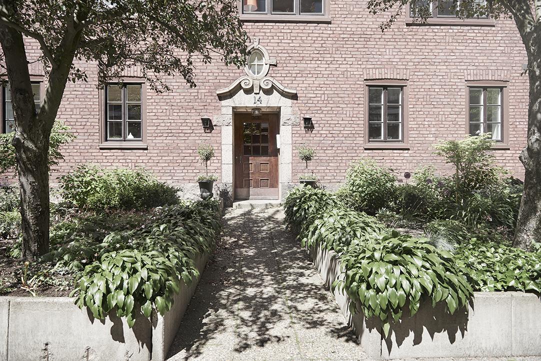 Lågupplöst Ni möts av en välskött och prunkande förträdgård