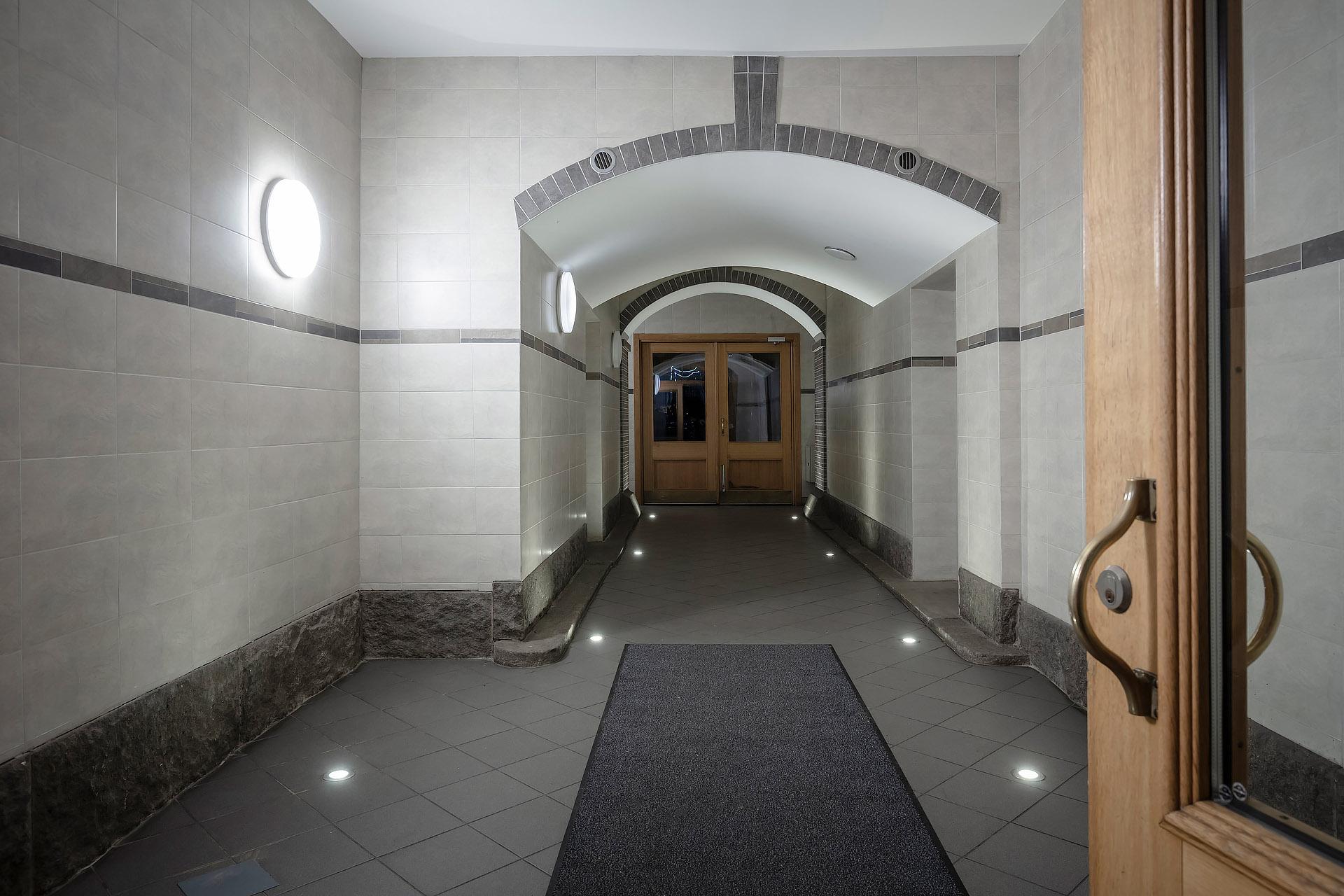 Fin, välordnad entré med stor modern hiss