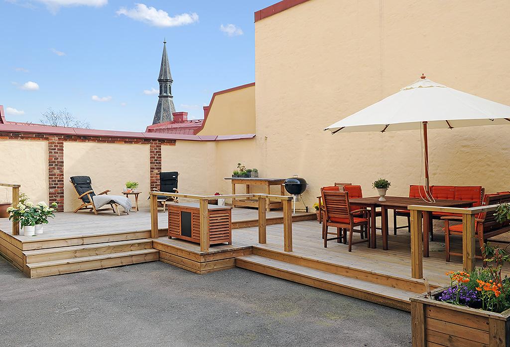 Stor gemensam terrass med plats för alla vänner