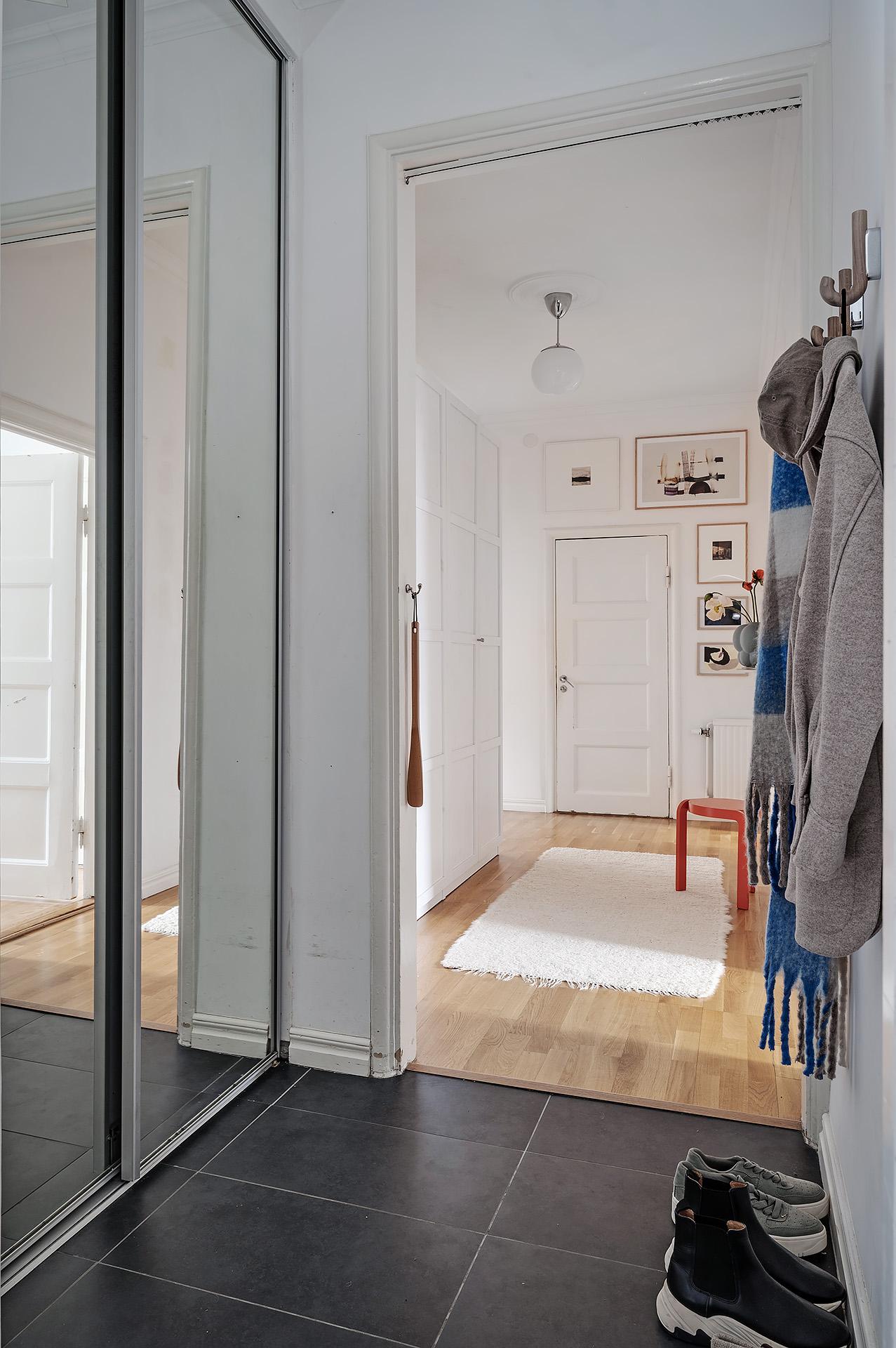 Välkomnande hall med inbyggd garderob