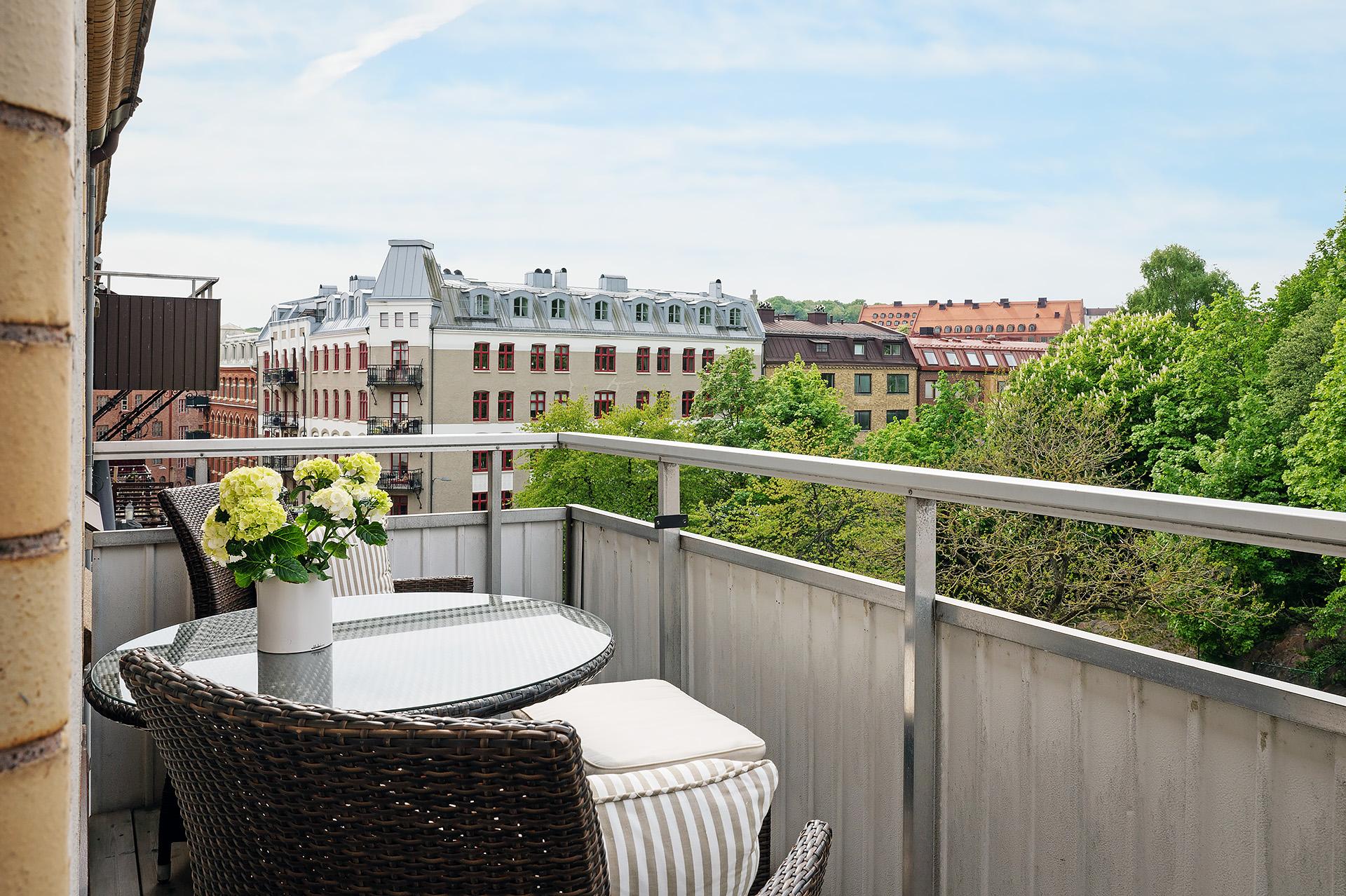Fritt belägen balkong mot grönskan och solen i väst