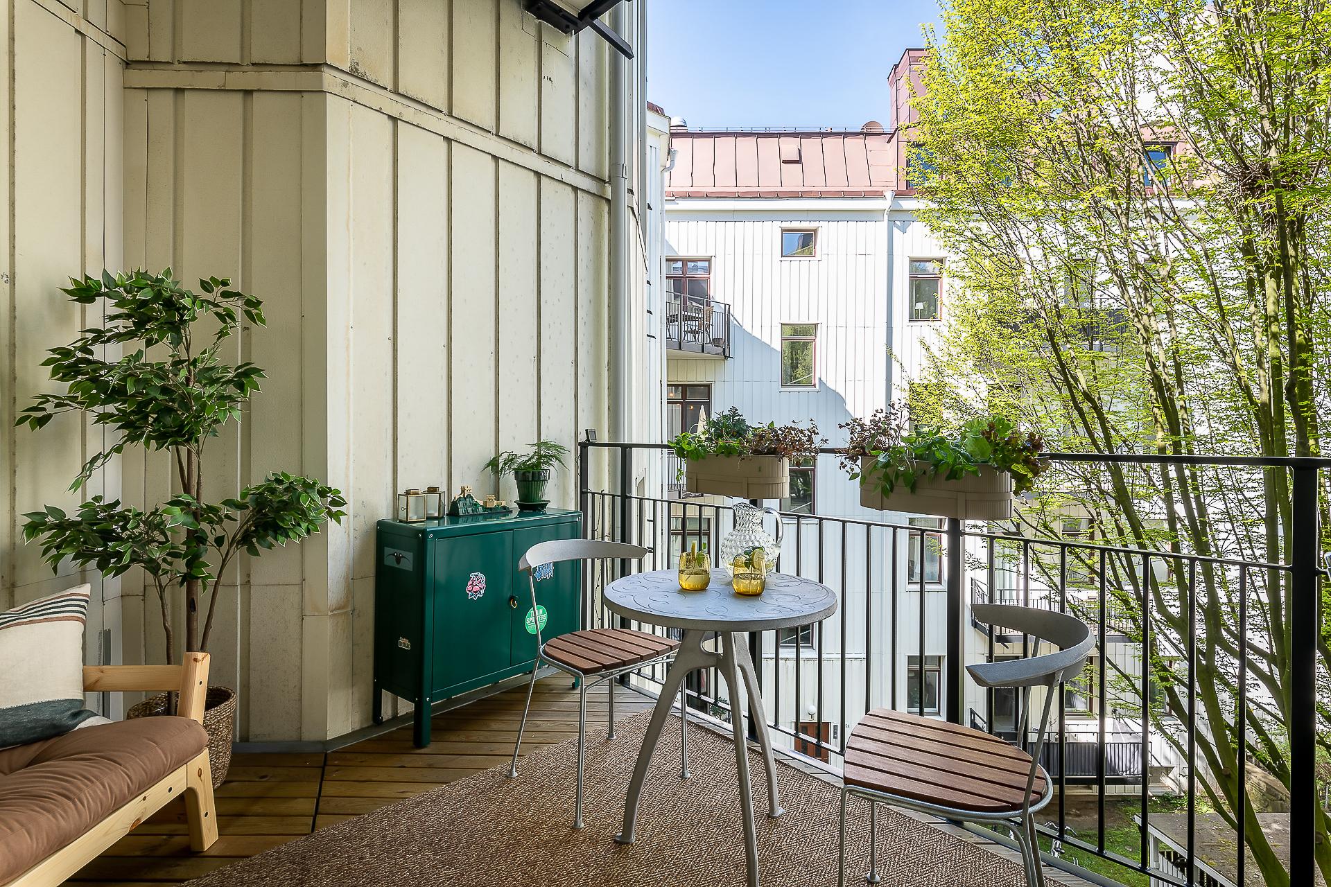 Köket öppnar upp mot den rymliga balkongen som är skyddad ovanför och på sidorna.