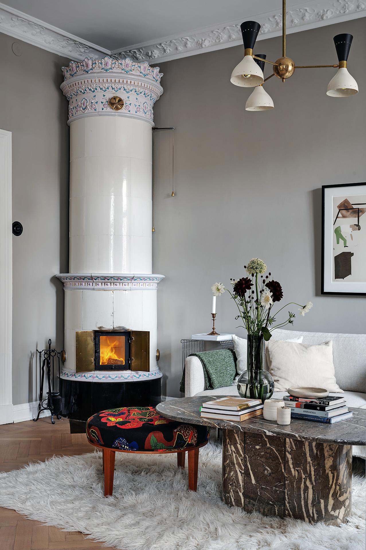 Kakelugnen eldas det flitigt i