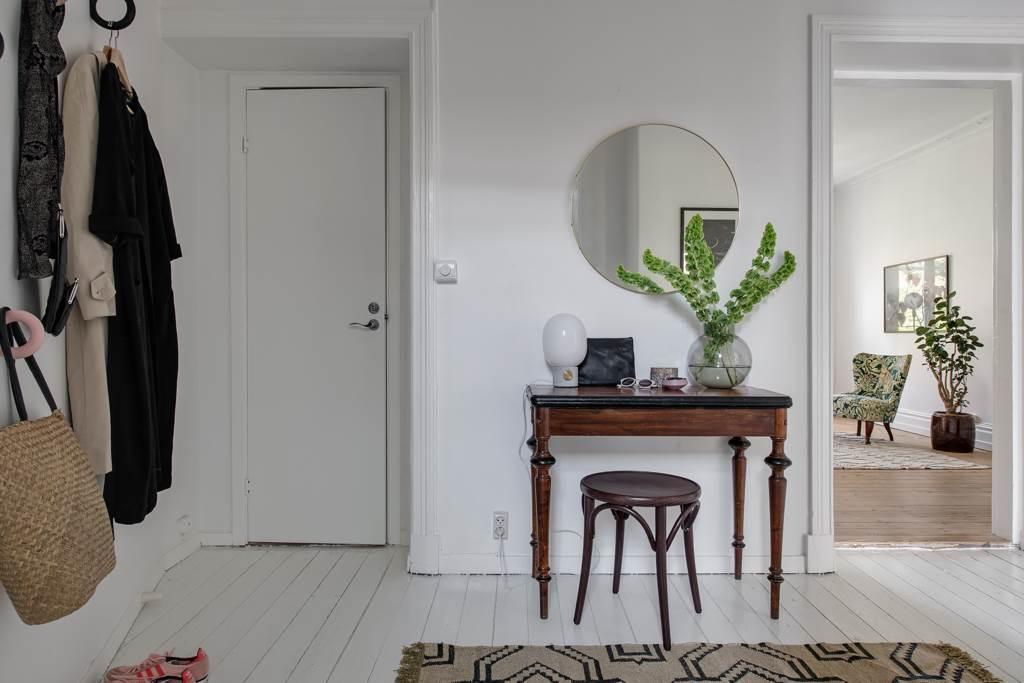 Lågupplöst Badrum till vänster, vardagsrum till höger