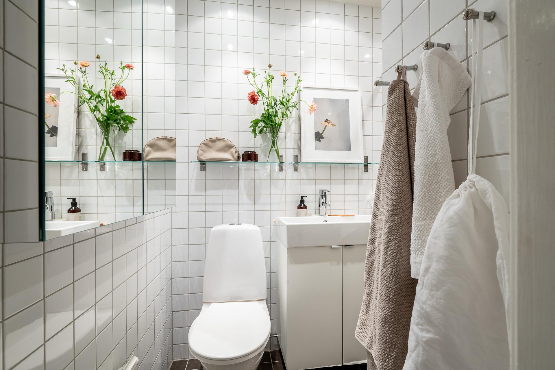 Fräscht badrum i tidlösa färger