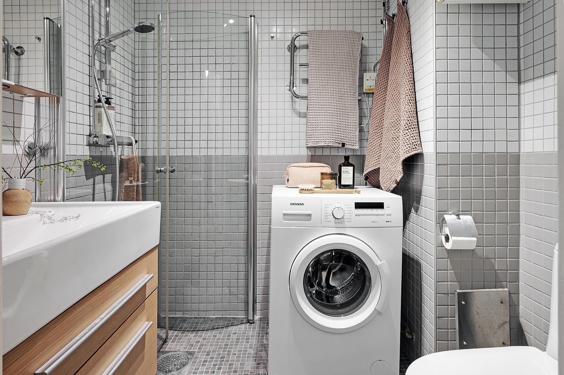 Fräscht badrum med tvättmaskin