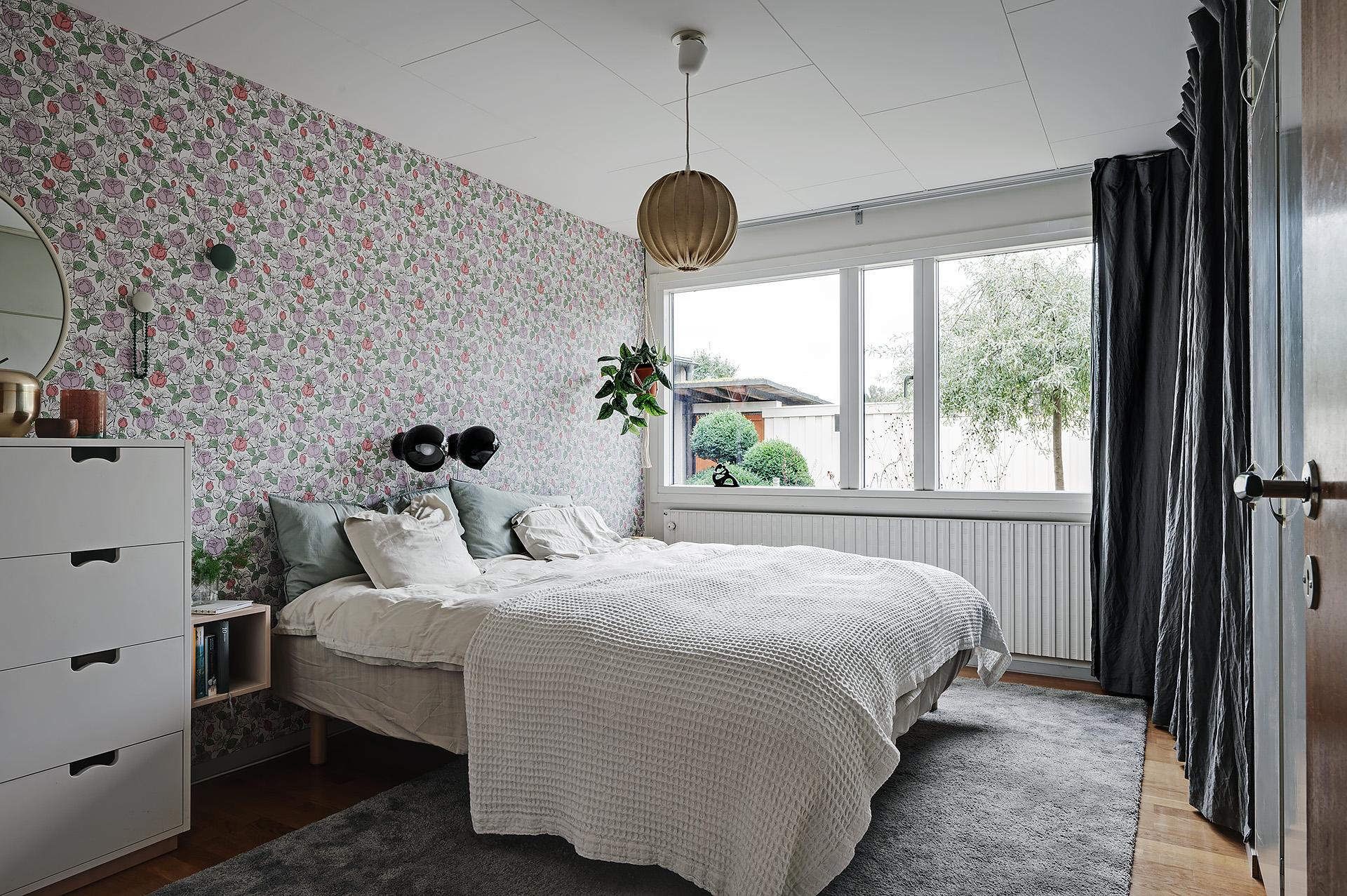 Sovrum 1 med fönster ut mot atriumgården