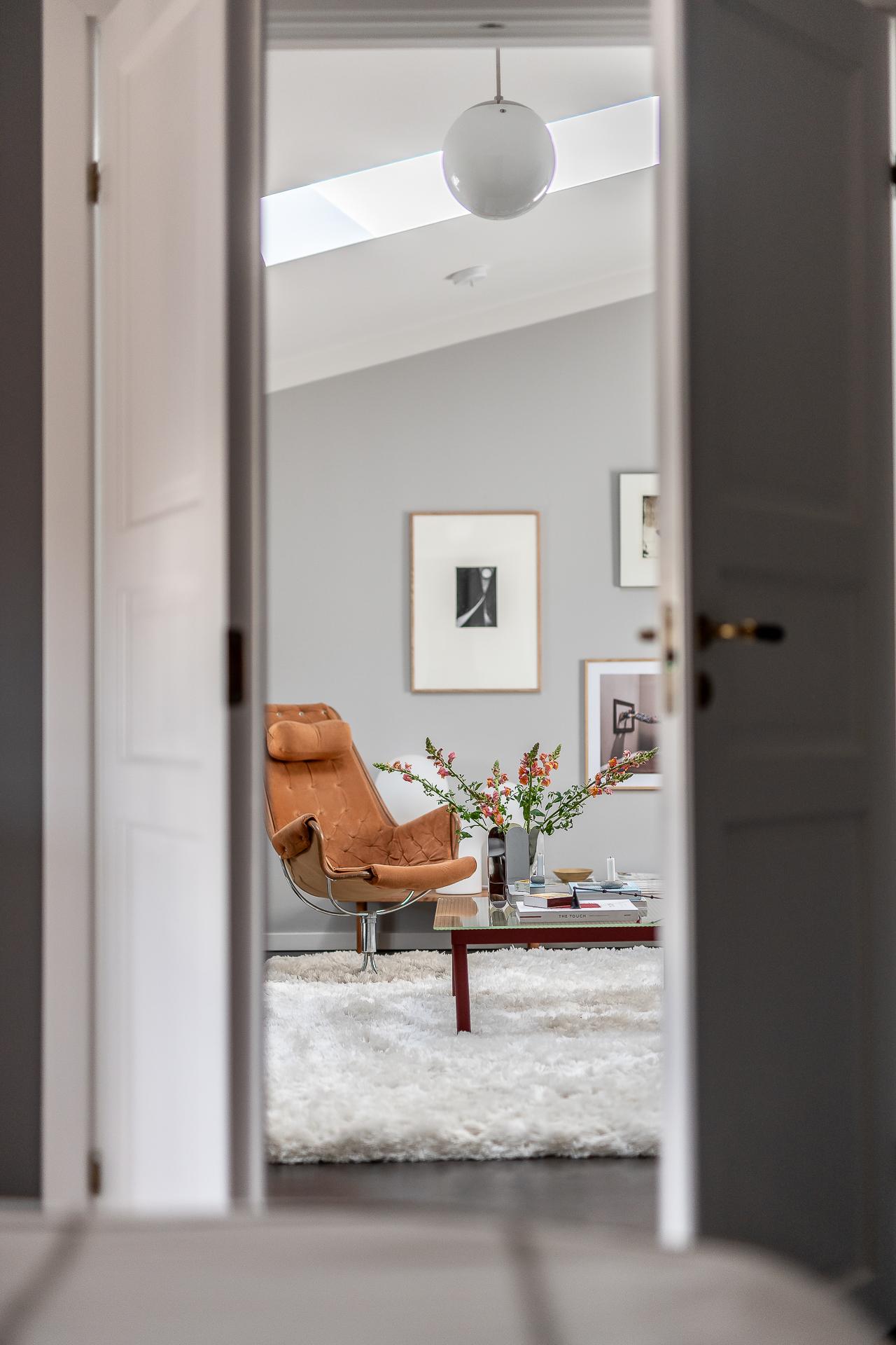 Maffiga dörrar i par avskiljer rummen