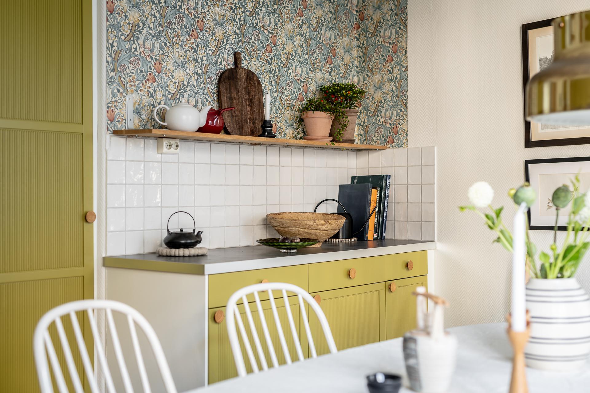 En för byggnadsåret härlig fondtapet från William Morris pryder väggen invid matplatsen