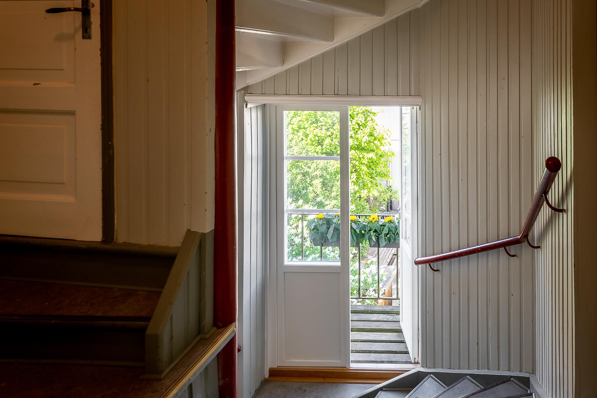 Gemensam trapphusbalkong en halvtrappa ner