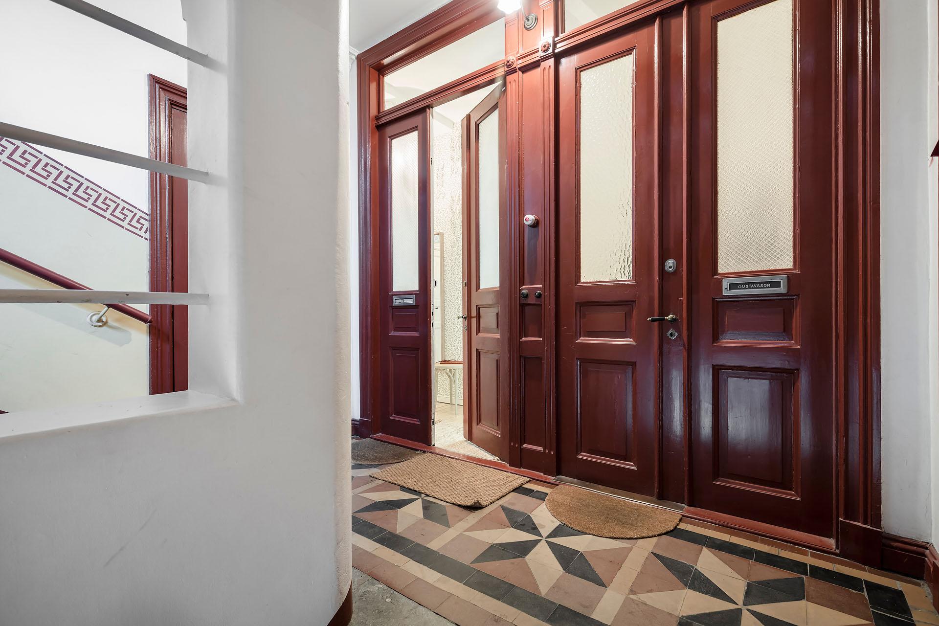 Underbara pardörrar viker sig in och välkomnar