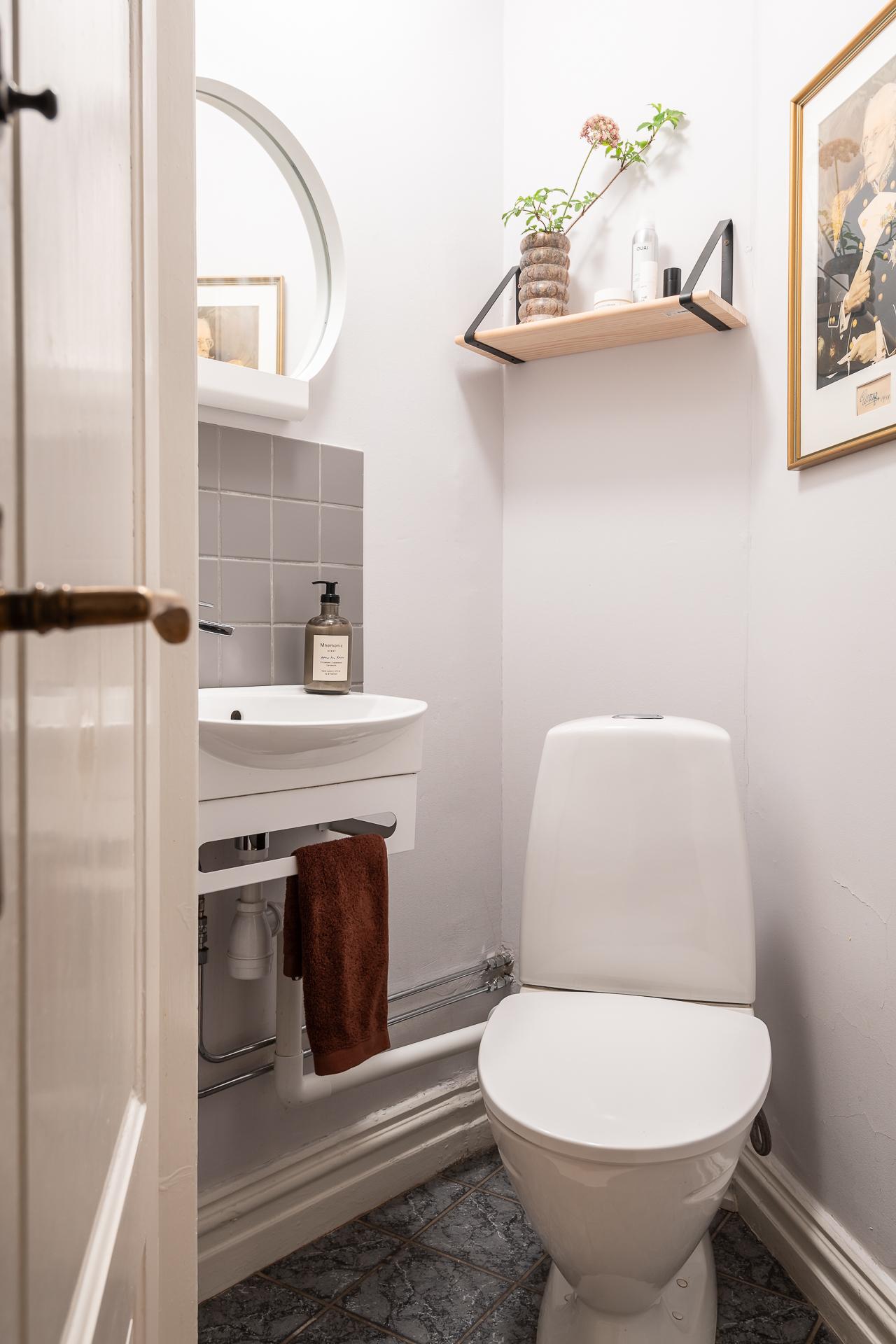 Innan visning är väggarna målade i samma fina färg som köket