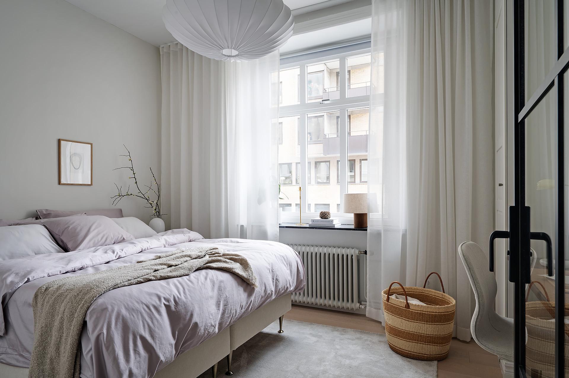 Harmoniskt sovrum med arbetsplats