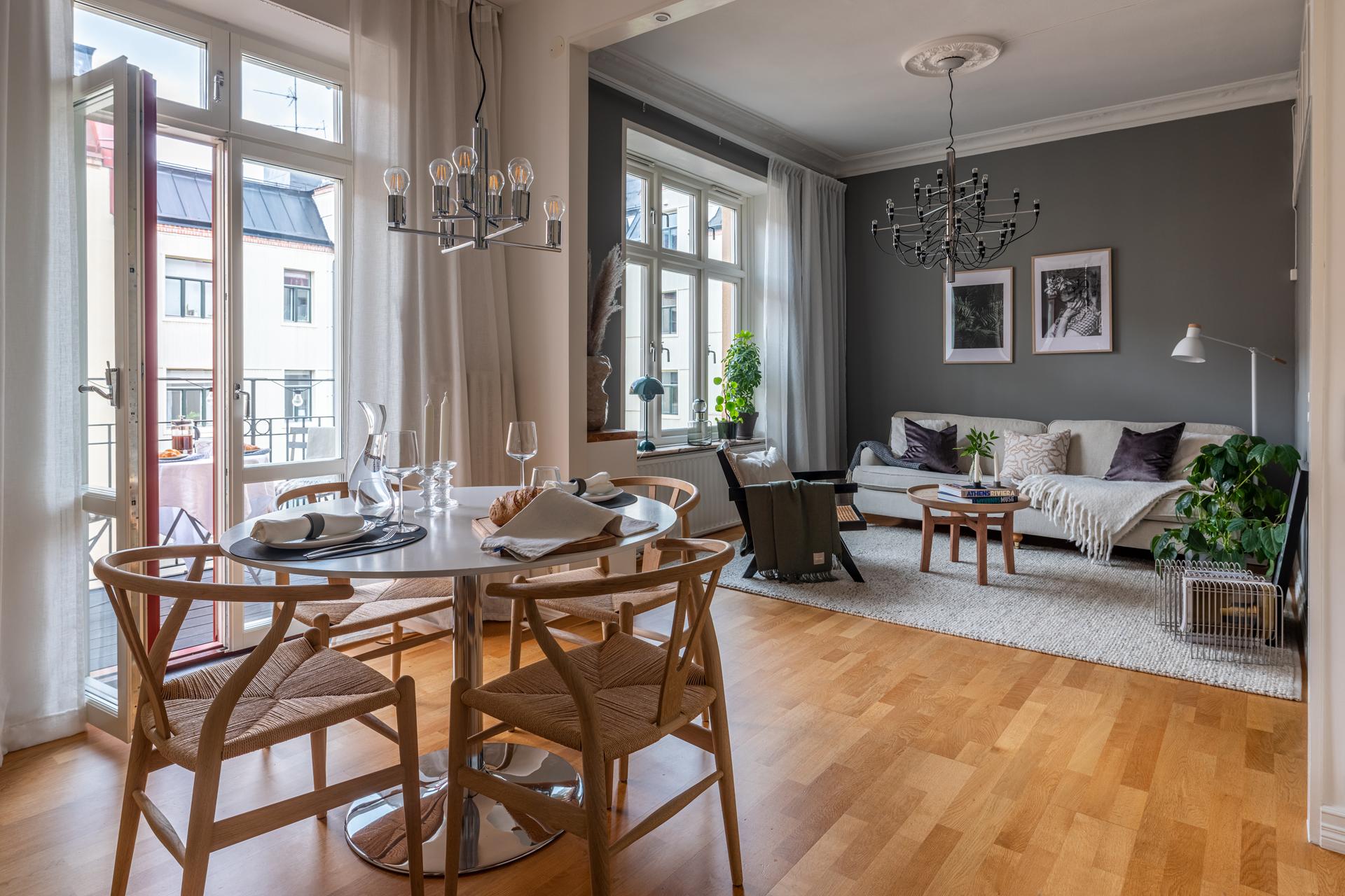 Öppen social planlösning med utgång till balkong