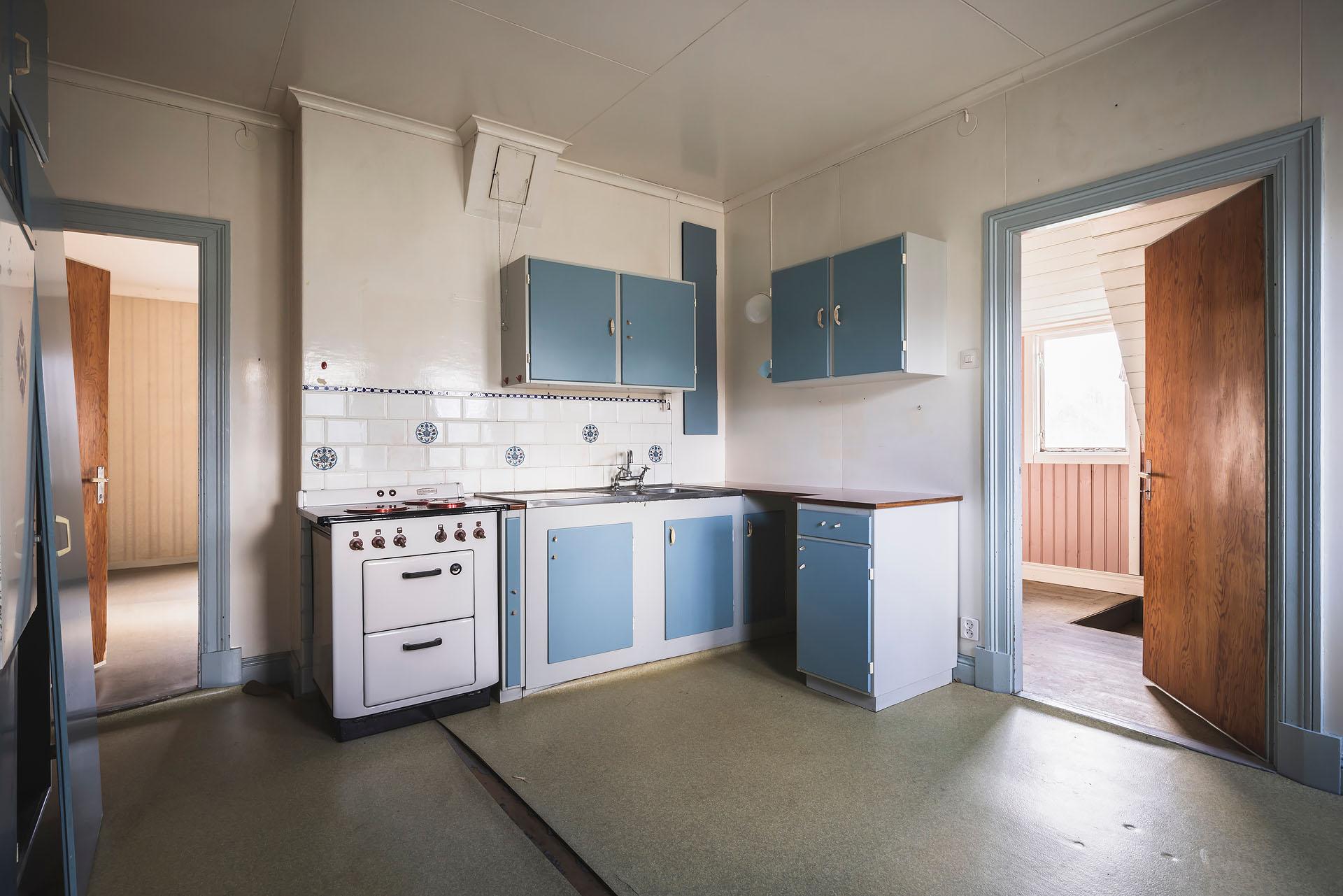 ... men det är bara skivor som täcker originaldörrarnas vackra speglar. Enkelt att återställa.