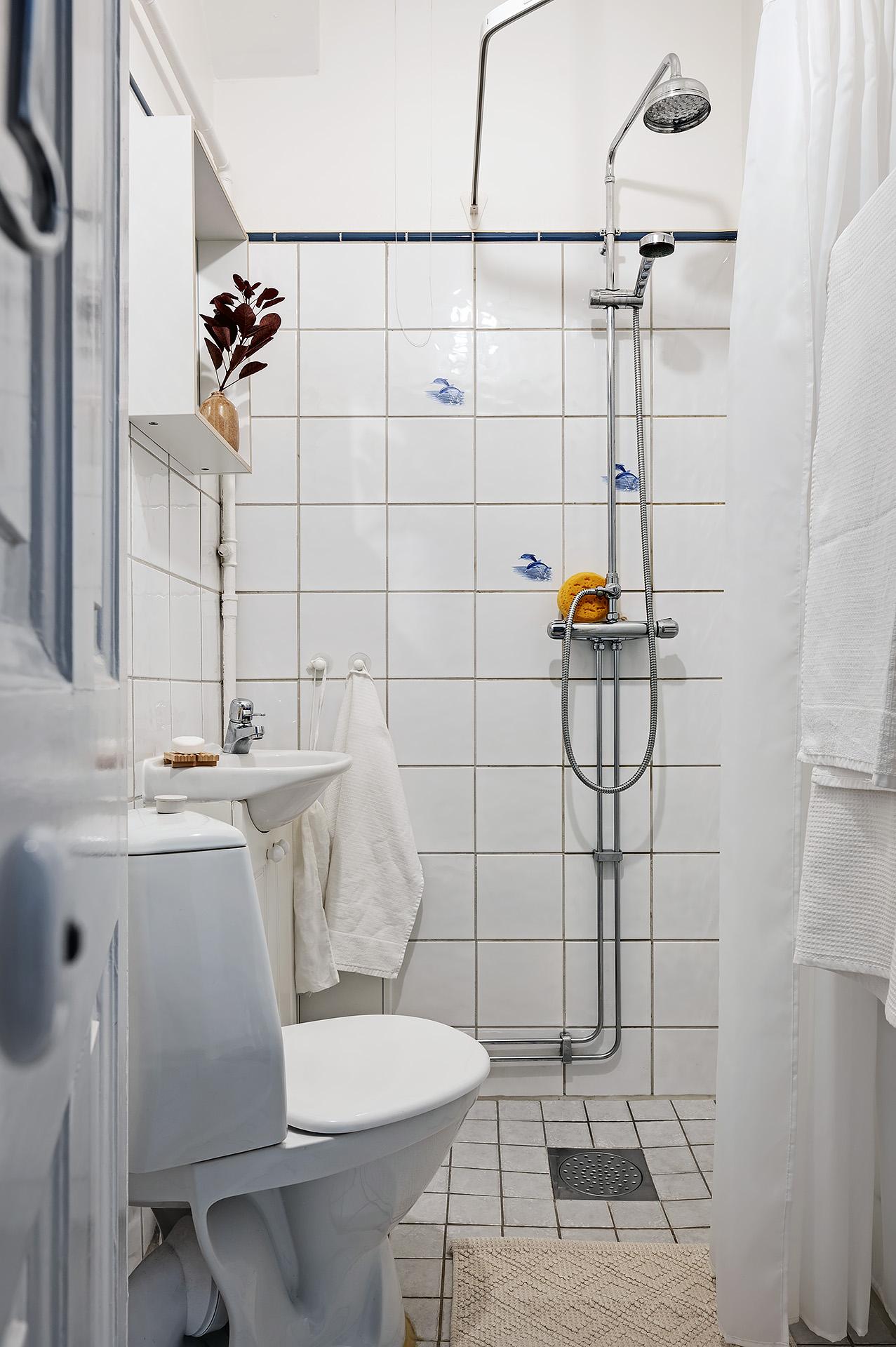 Helkaklat badrum med dusch