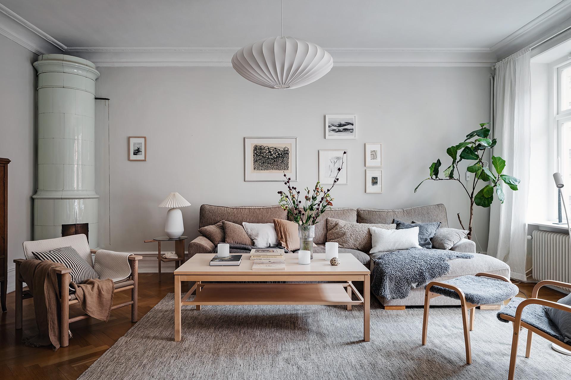 Ena hörnet pryds av en fungerande kakelugn