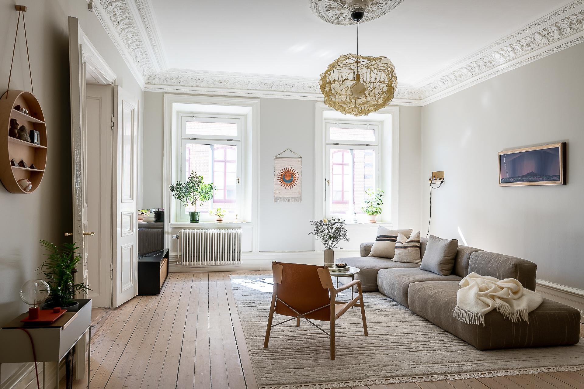 Eller varför inte blicka ut, två höga fönster i sydväst.