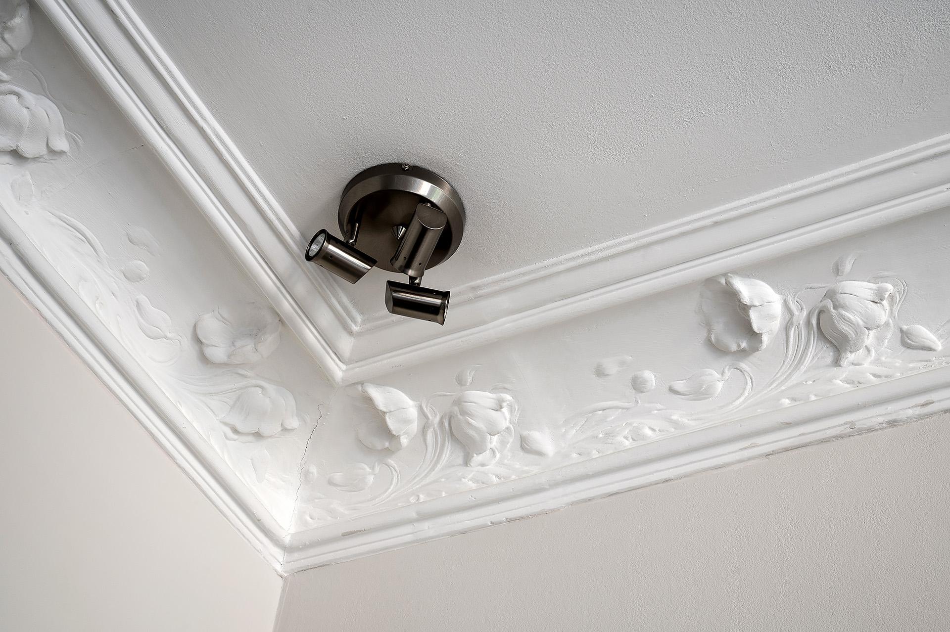 Bevarad stuckatur och ljusmålade väggar