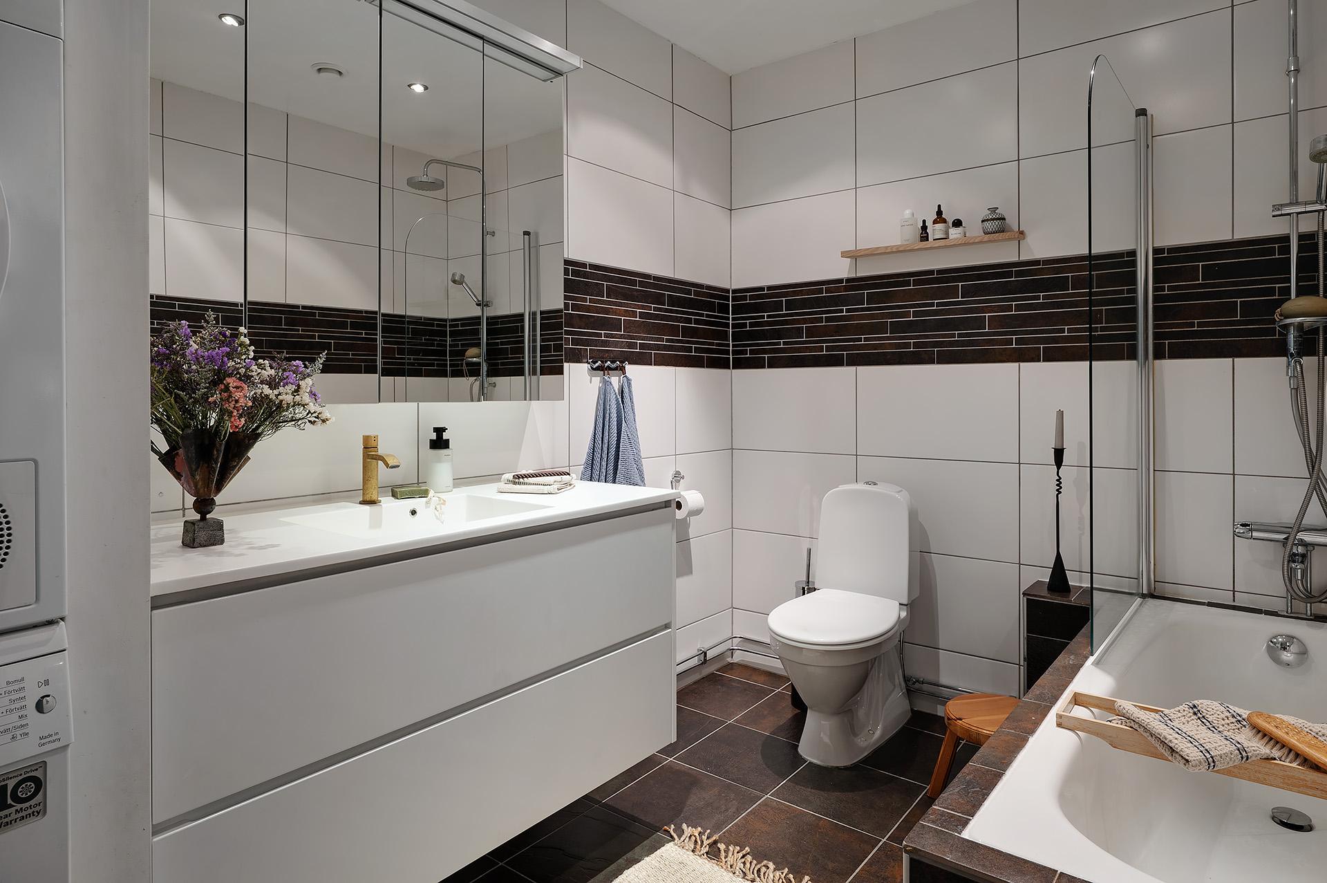 Stort badrum med badkar