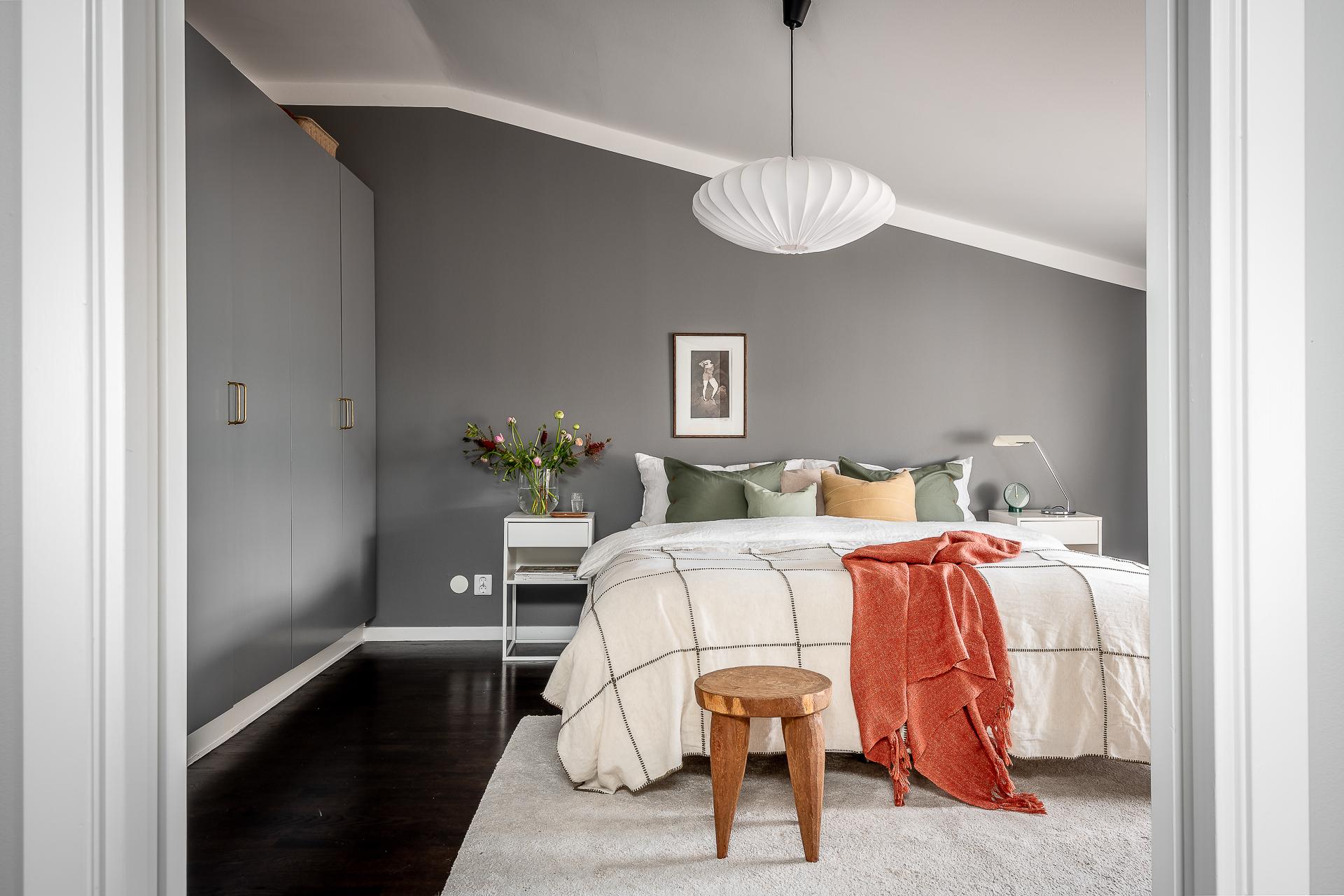 Längs ena väggen finns garderober