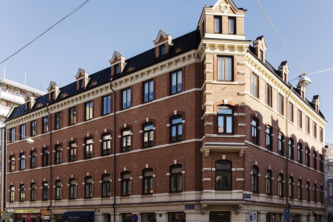 Vacker 1800-talstrea med hiss och balkong