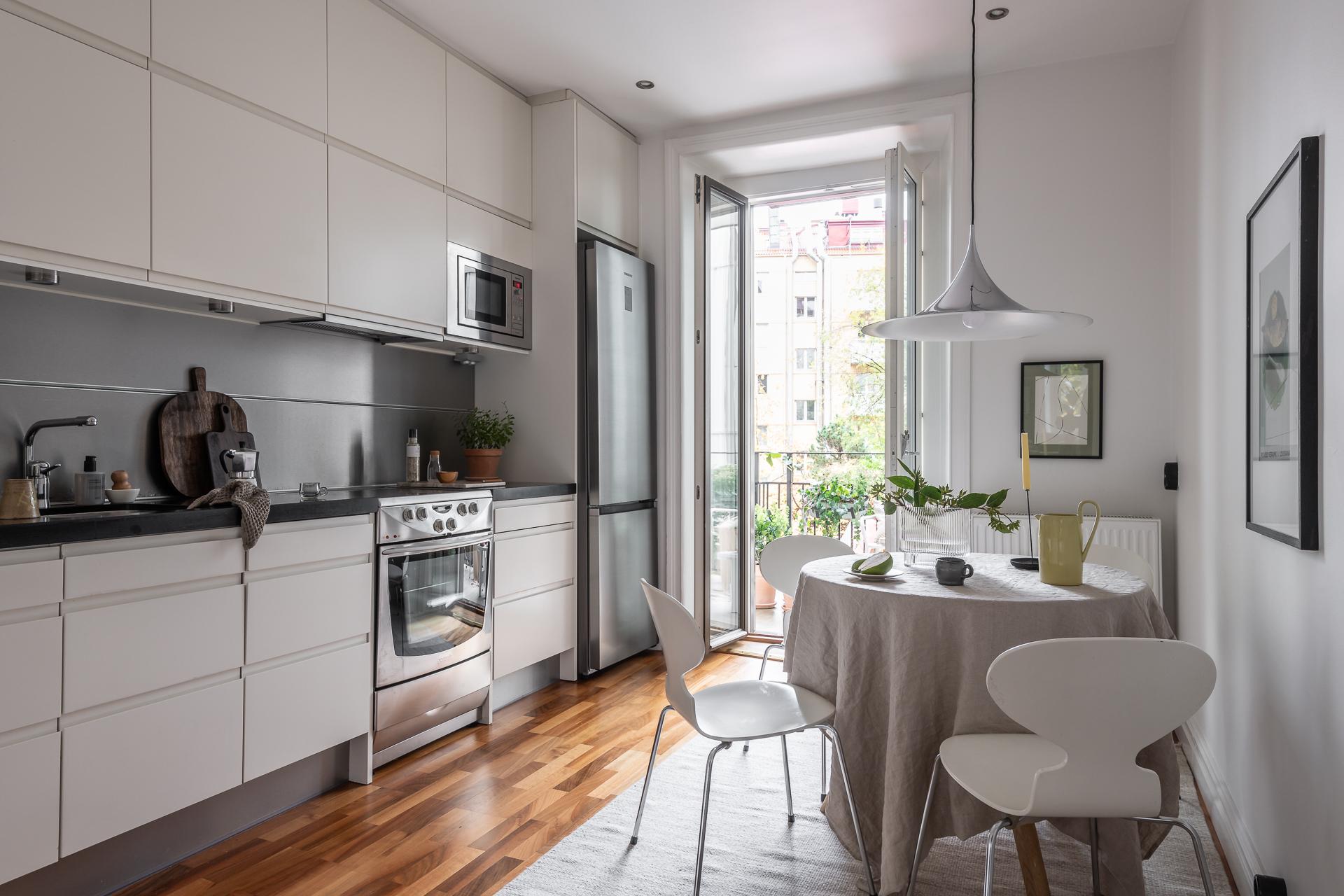 Renoverat kök med utgång till balkong