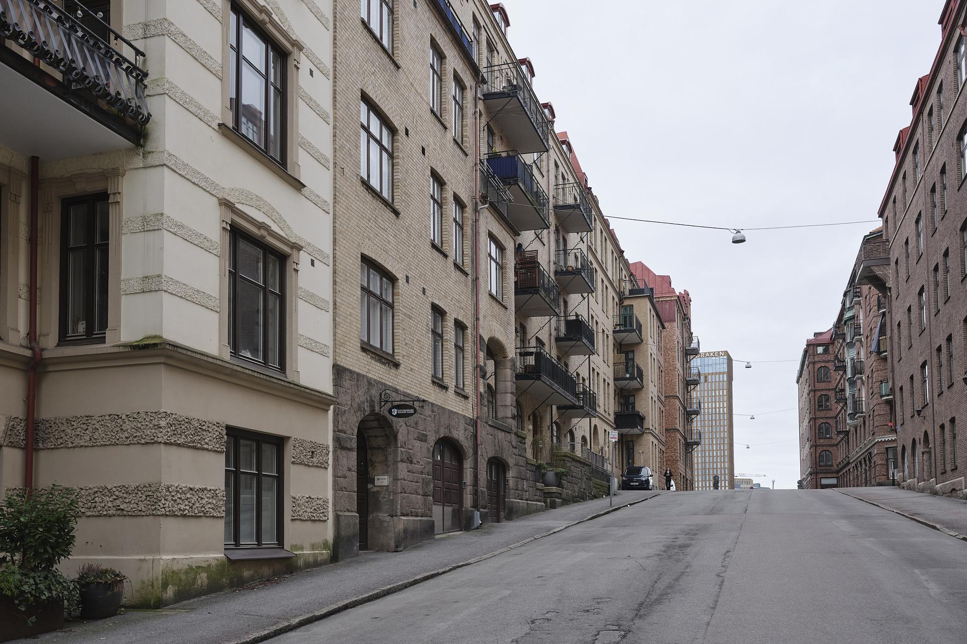 Hotel Draken har dykt upp i blickfånget men på gatan finns bara kåkar från förra sekelskiftet