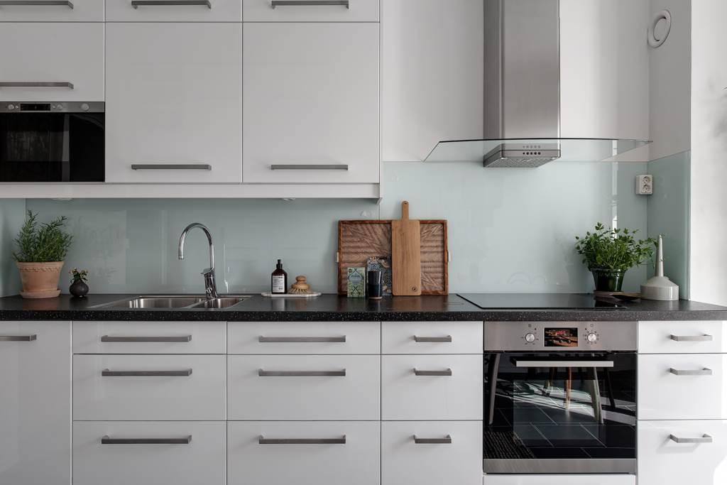 Lågupplöst Diskmaskinen är gömd bakom luckan längst till vänster