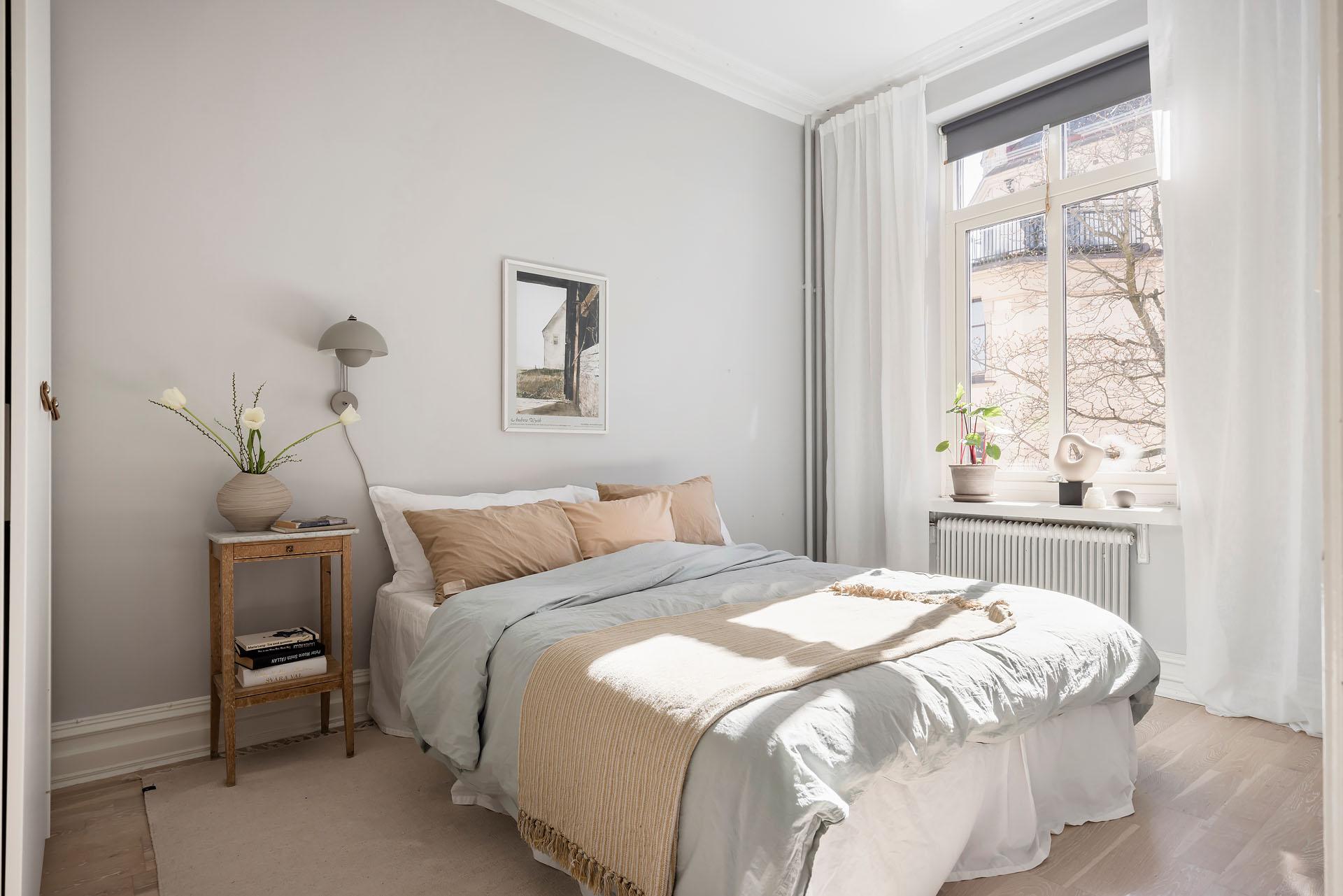 Rymligt sovrum med bra förvaring