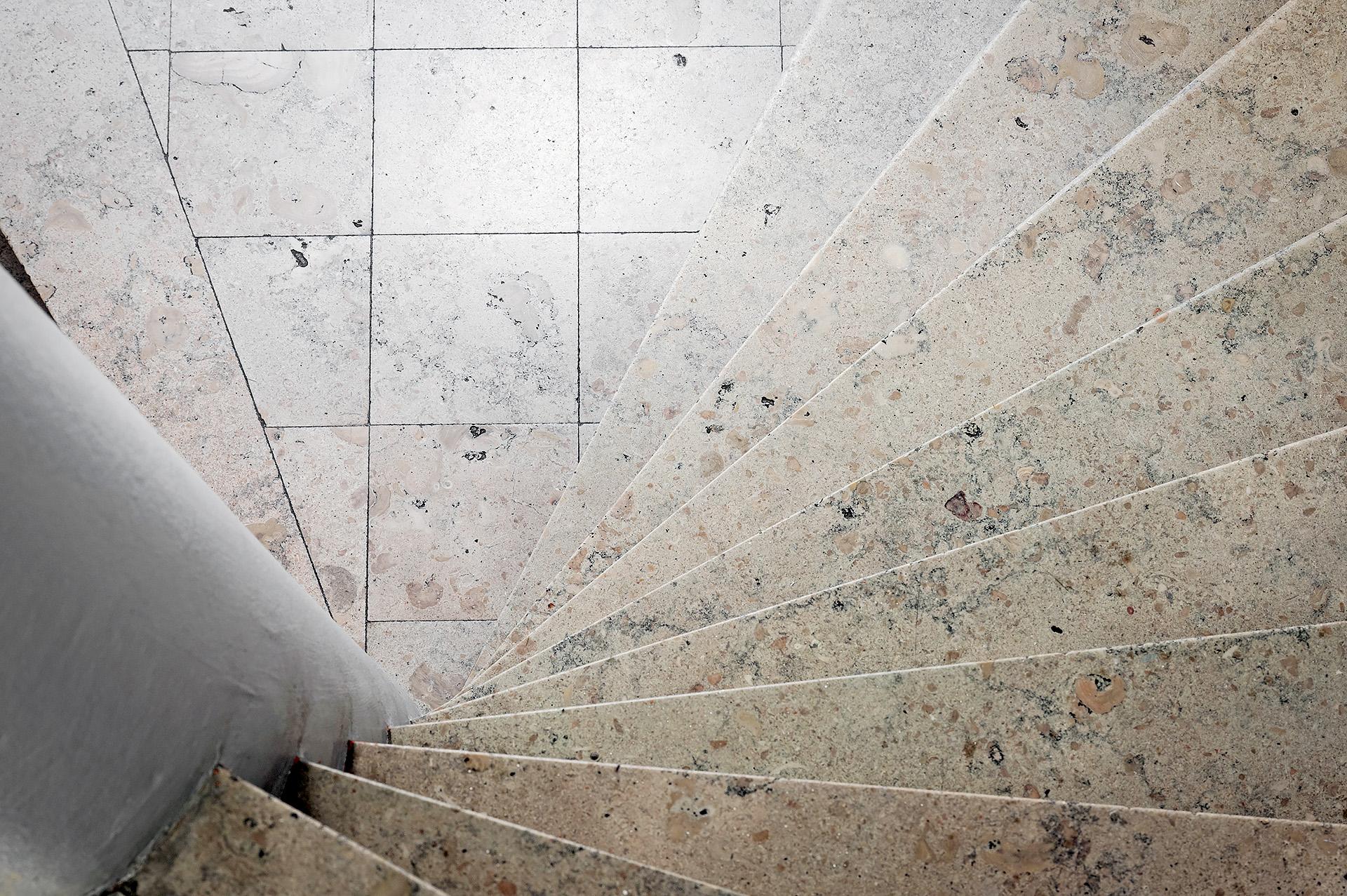 Snyggt trapphus och hiss till halvplanet nedanför lägenheten