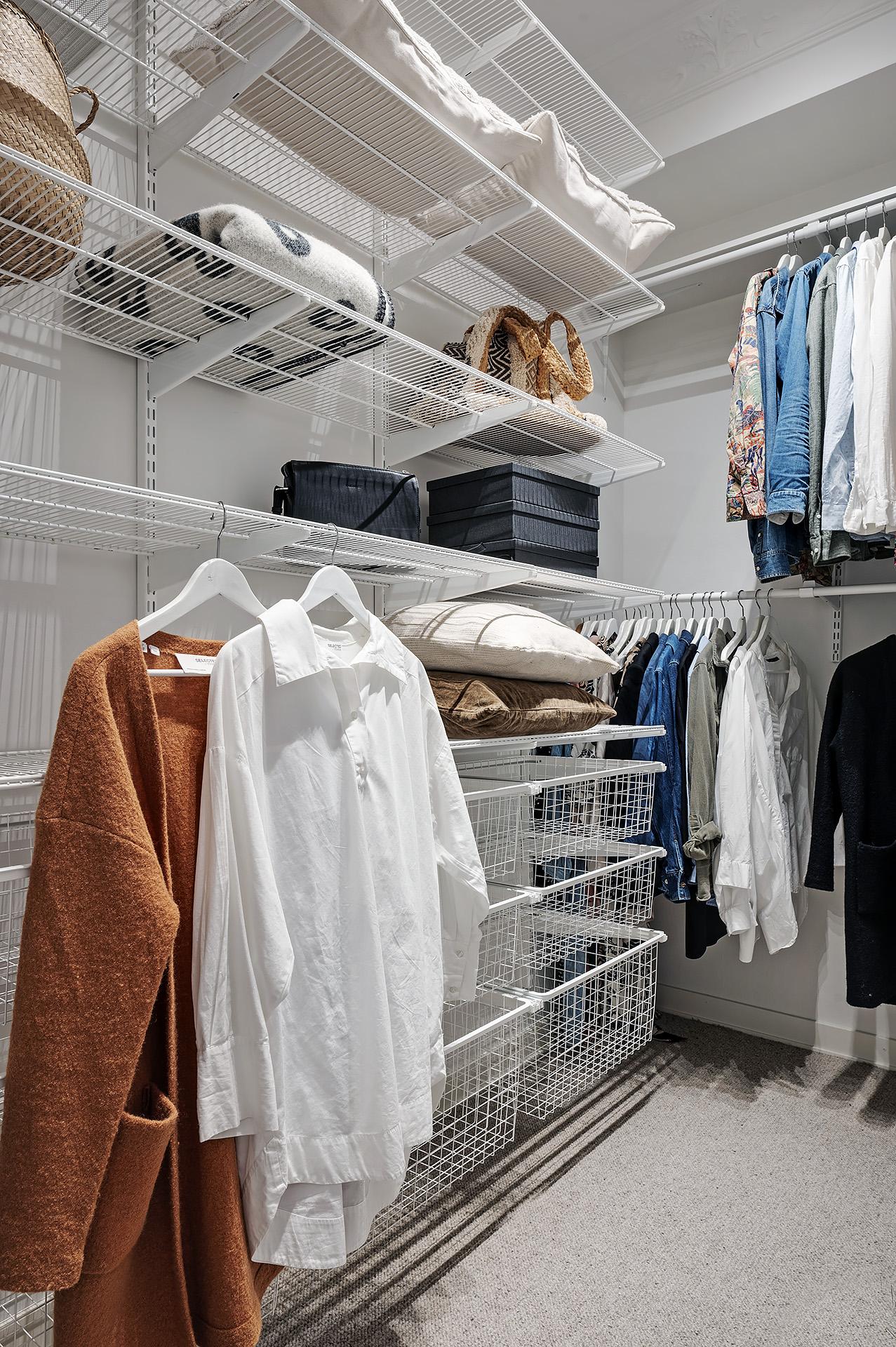 Med ingång från hallen nås en rymlig walk-in closet