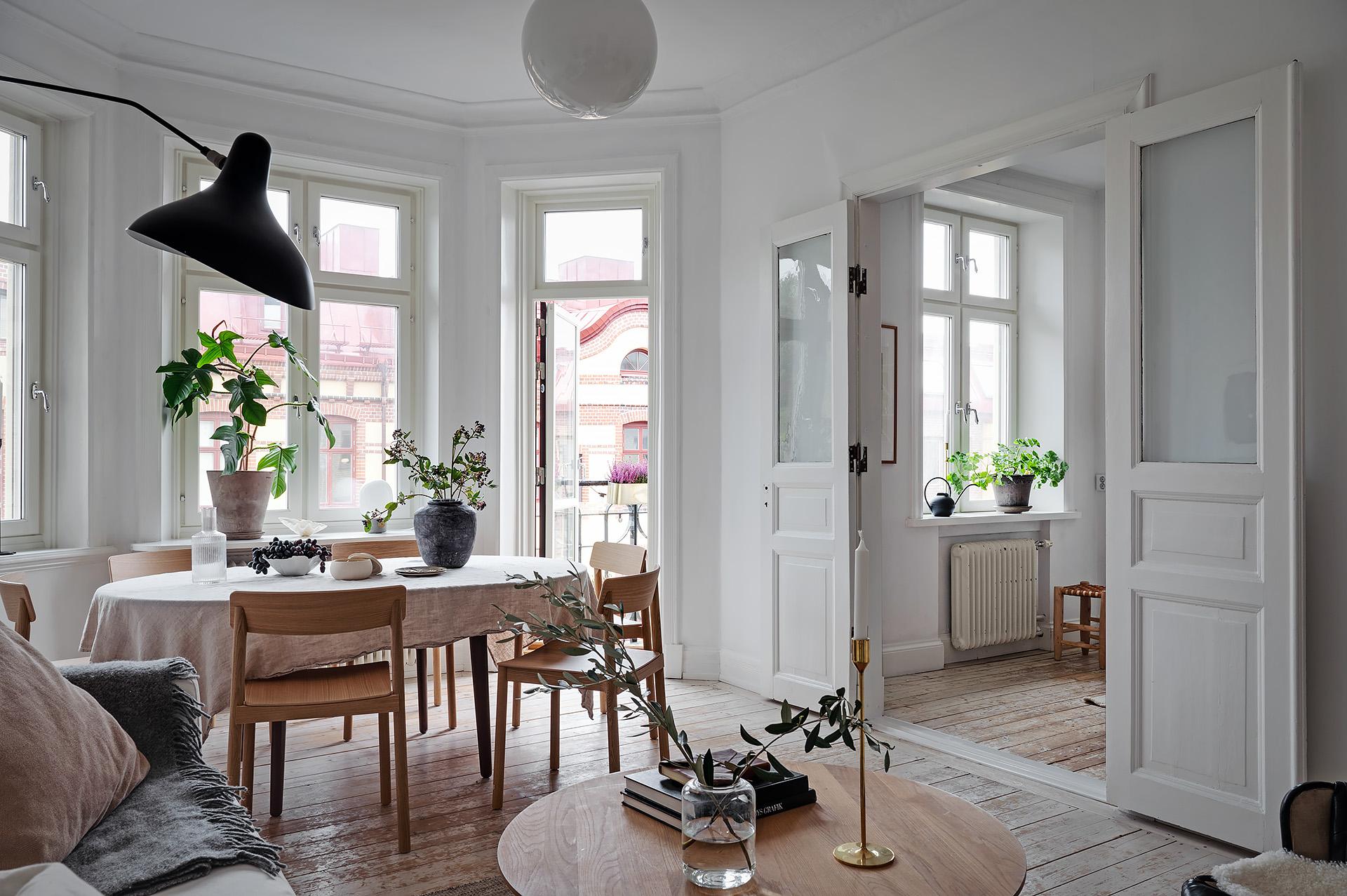 Fina pardörrar avskiljer köket från vardagsrummet