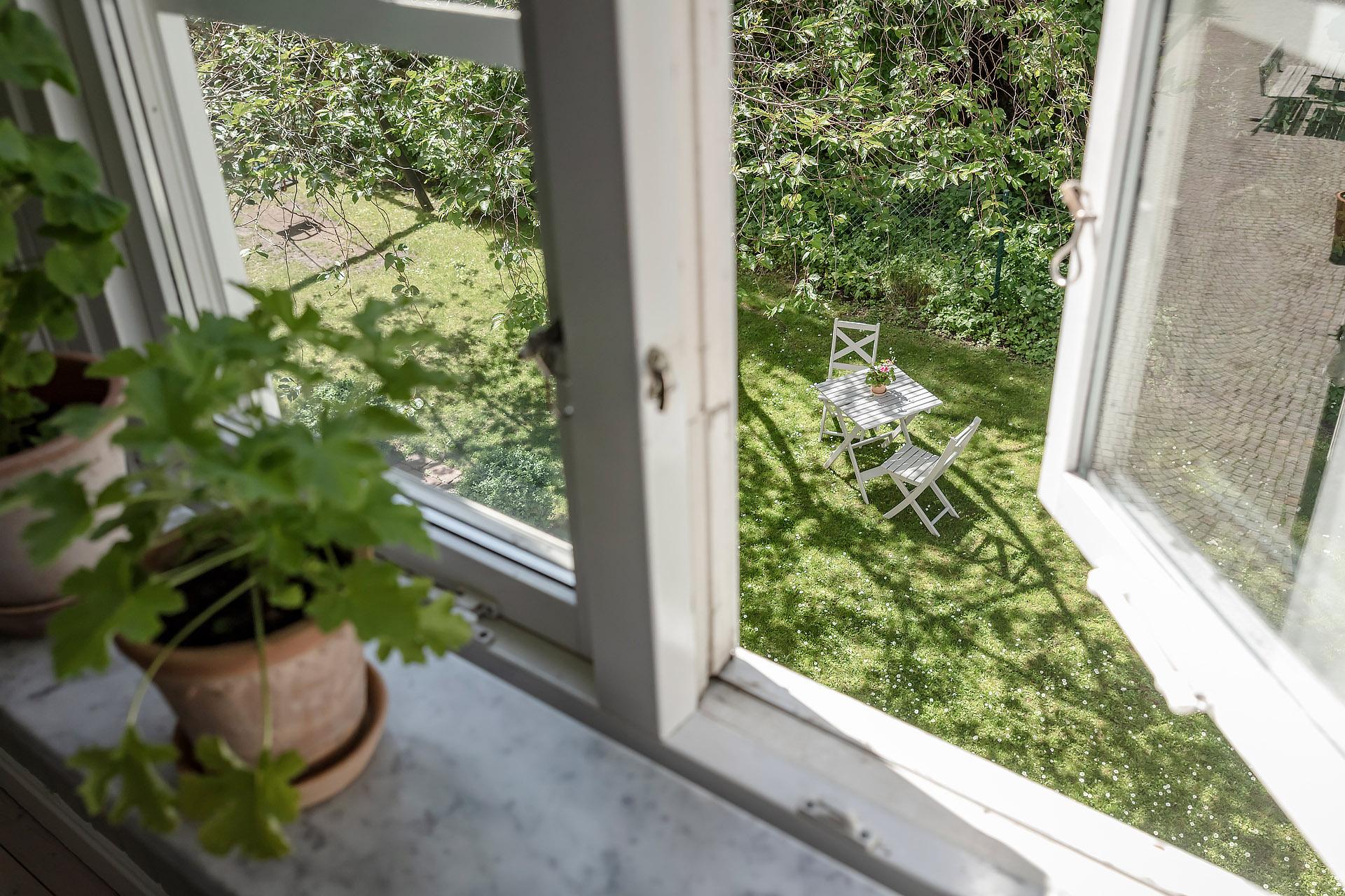 Sommarutsikt över gården (bilden är tagen från lägenheten våningen under)