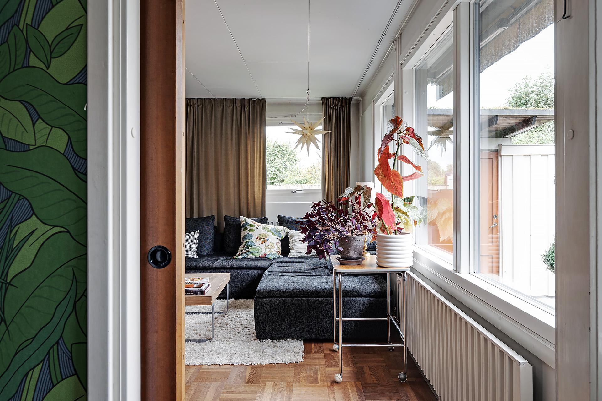 Skjutdörr in till allrum/TV-rum som även kan nyttjas som sovrum