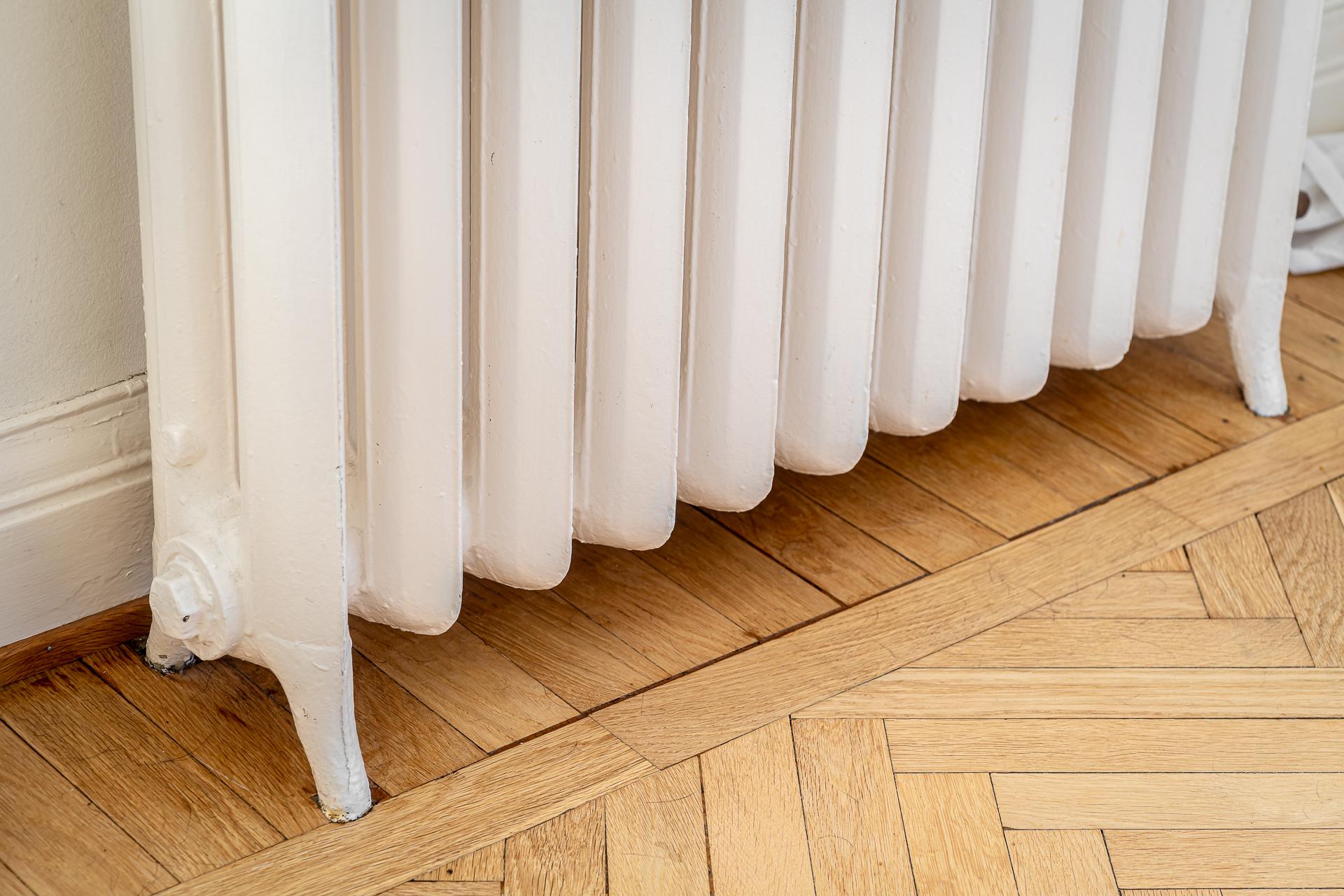 Gjutjärnselement likt smycken för rummet